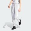 IN6178_000_plp_model.jpgIN6178_000_plp_model.jpg Pantalones holgados de vellón de 3 bandas Adidas Essentials para mujer-