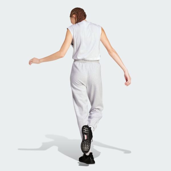 IN6178_23_hover_model.jpg Pantalones holgados de vellón de 3 bandas Adidas Essentials para mujer-