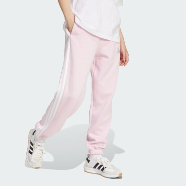 JE1272_25_model.jpg Pantalones holgados de vellón de 3 bandas Adidas Essentials para mujer-