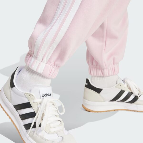 JE1272_42_detail.jpg Pantalones holgados de vellón de 3 bandas Adidas Essentials para mujer-