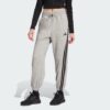 JE1273_000_plp_model.jpgJE1273_000_plp_model.jpg Pantalones holgados de vellón de 3 bandas Adidas Essentials para mujer-