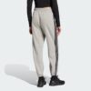 JE1273_23_hover_model.jpg Pantalones holgados de vellón de 3 bandas Adidas Essentials para mujer-