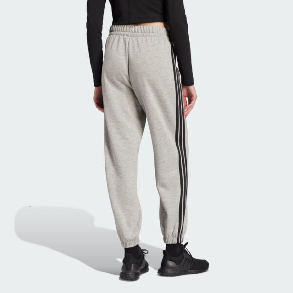 JE1273_23_hover_model.jpg Pantalones holgados de vellón de 3 bandas Adidas Essentials para mujer-