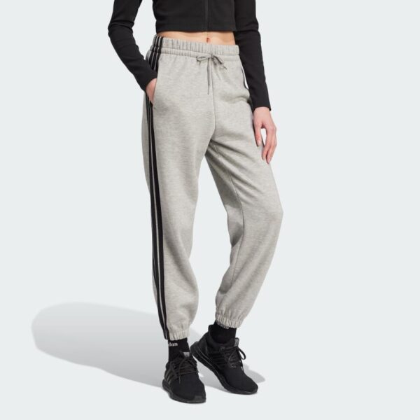 JE1273_25_model.jpg Pantalones holgados de vellón de 3 bandas Adidas Essentials para mujer-