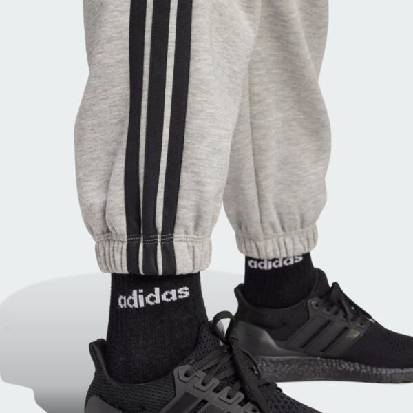 JE1273_41_detail.jpg Pantalones holgados de vellón de 3 bandas Adidas Essentials para mujer-