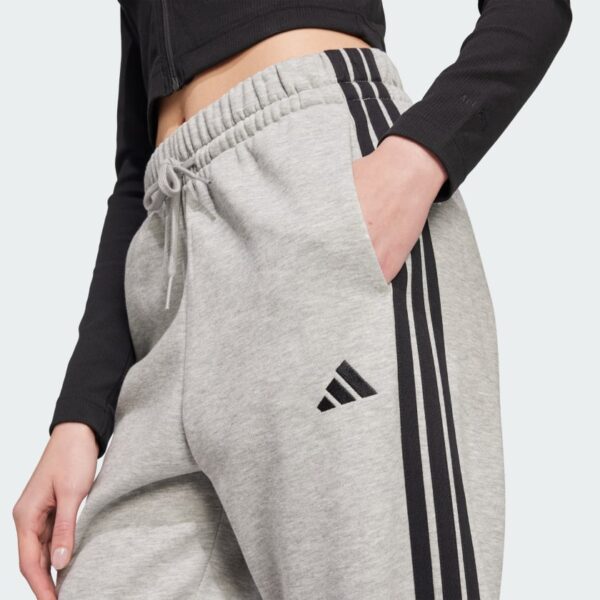 JE1273_42_detail.jpg Pantalones holgados de vellón de 3 bandas Adidas Essentials para mujer-