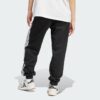 JE1276_23_hover_model.jpg Pantalones holgados de vellón de 3 bandas Adidas Essentials para mujer-