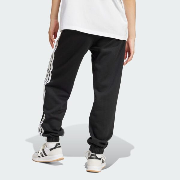 JE1276_23_hover_model.jpg Pantalones holgados de vellón de 3 bandas Adidas Essentials para mujer-