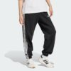 JE1276_25_model.jpg Pantalones holgados de vellón de 3 bandas Adidas Essentials para mujer-