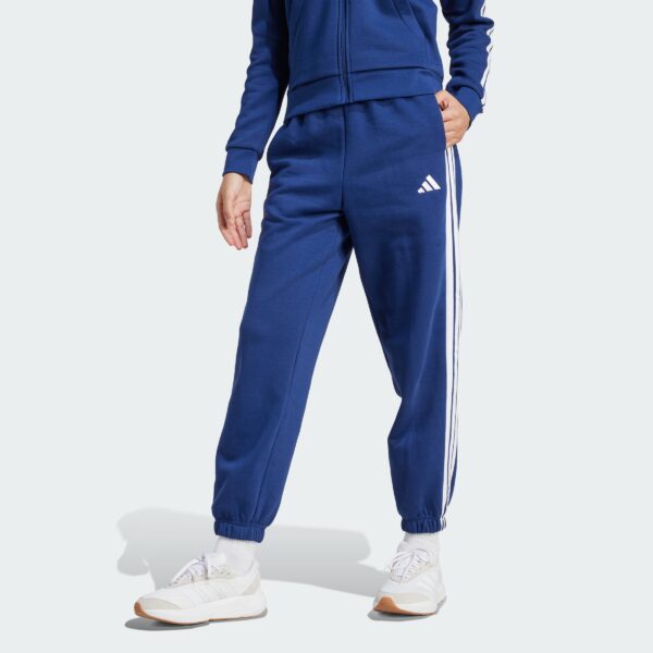 JX7696_000_plp_model.jpgJX7696_000_plp_model.jpg Pantalones holgados de vellón de 3 bandas Adidas Essentials para mujer-