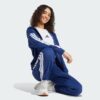 JX7696_25_model.jpg Pantalones holgados de vellón de 3 bandas Adidas Essentials para mujer-