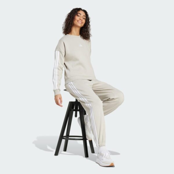 JX7697_25_model.jpg Pantalones holgados de vellón de 3 bandas Adidas Essentials para mujer-