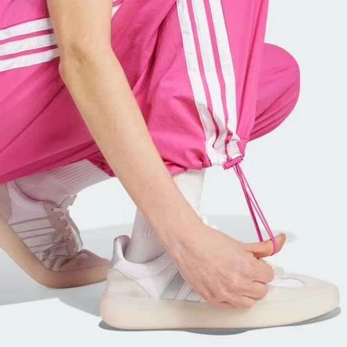Pantalones de paracaídas tejidos estilo de vida Adidas Essentials 3 bandas para mujer-