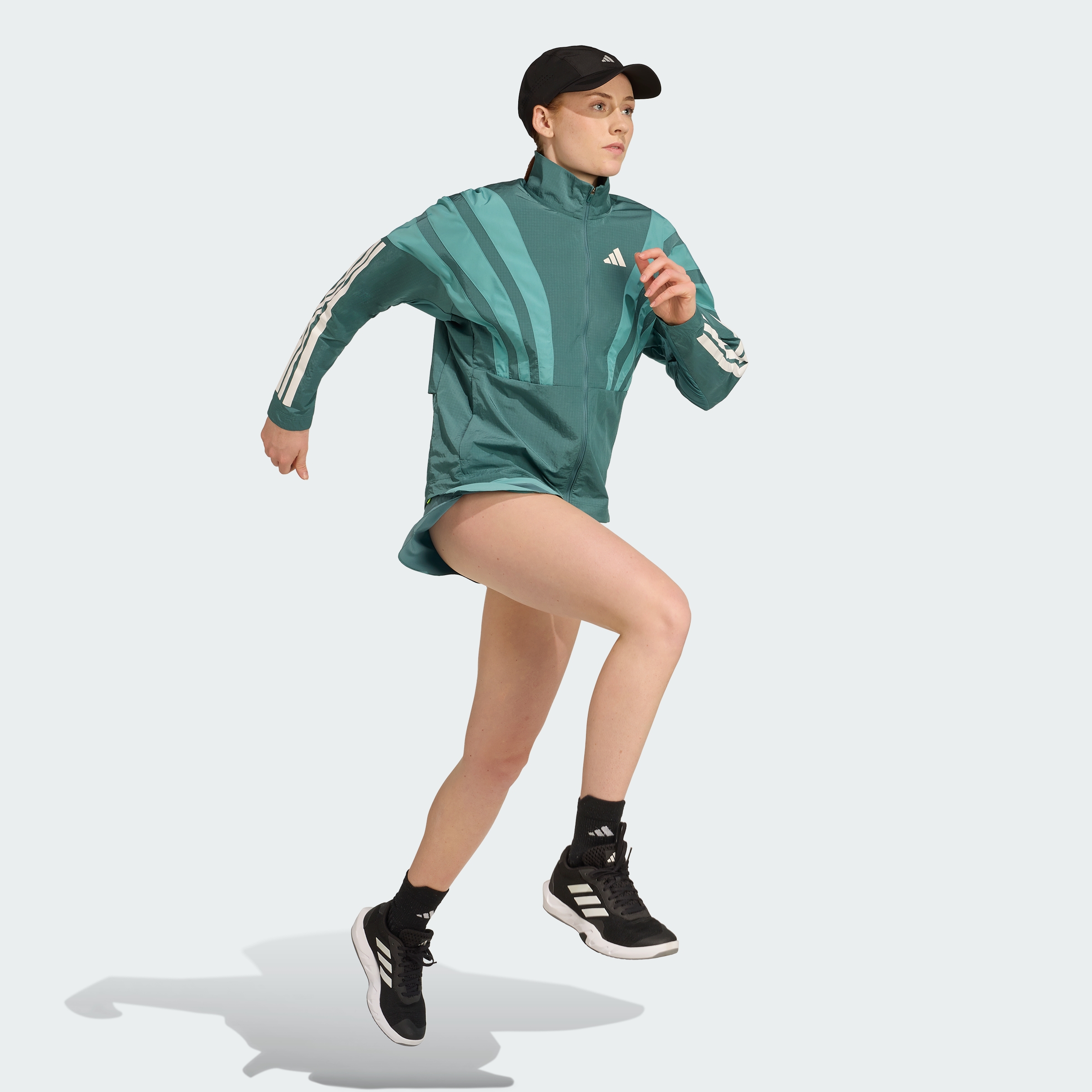 https://assets.adidas.com/images//e225d2348978407ea855ef66e15047fd_9366/HZ3694_25_model.jpg