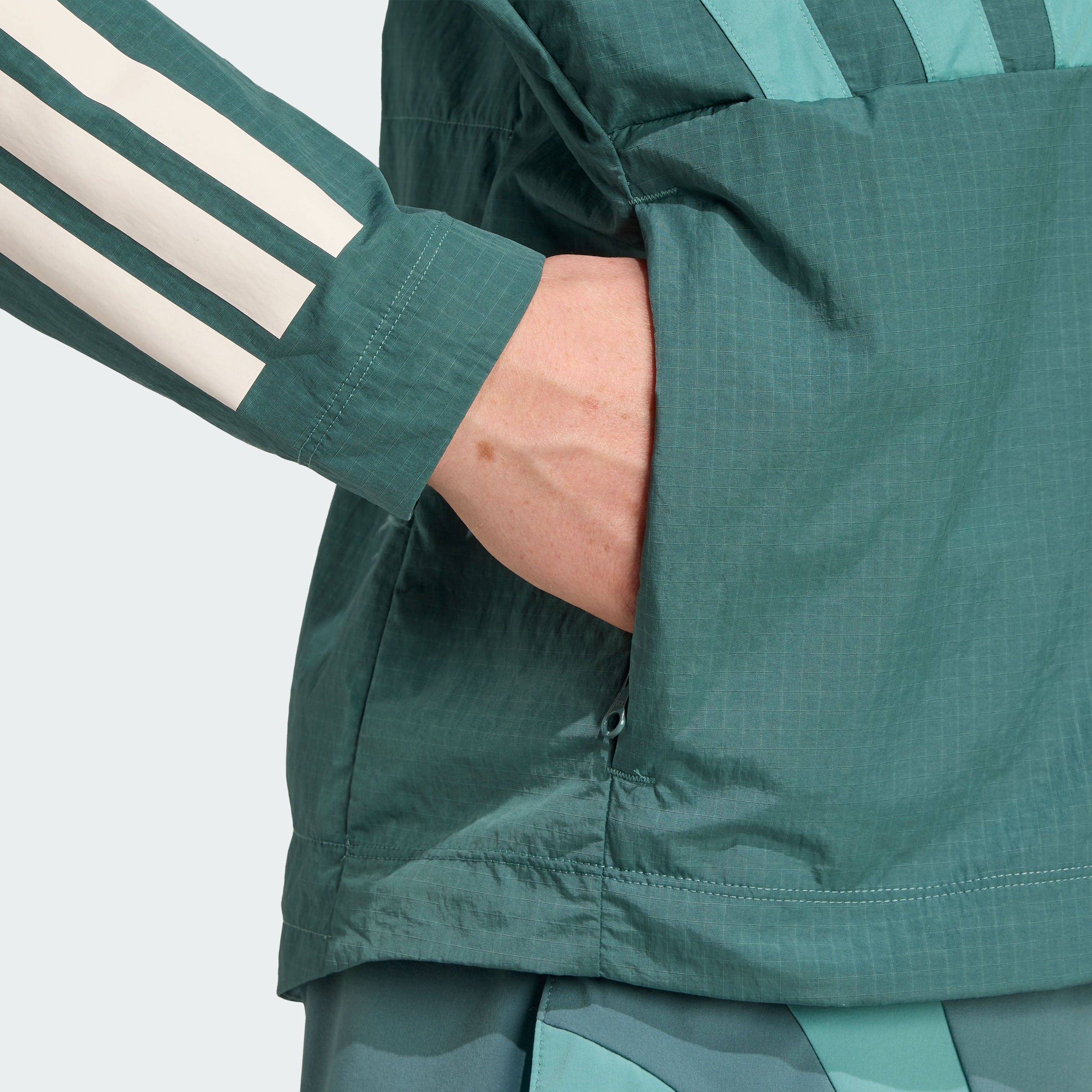 https://assets.adidas.com/images//79eec125933c41d594888f648c51262d_9366/HZ3694_42_detail.jpg
