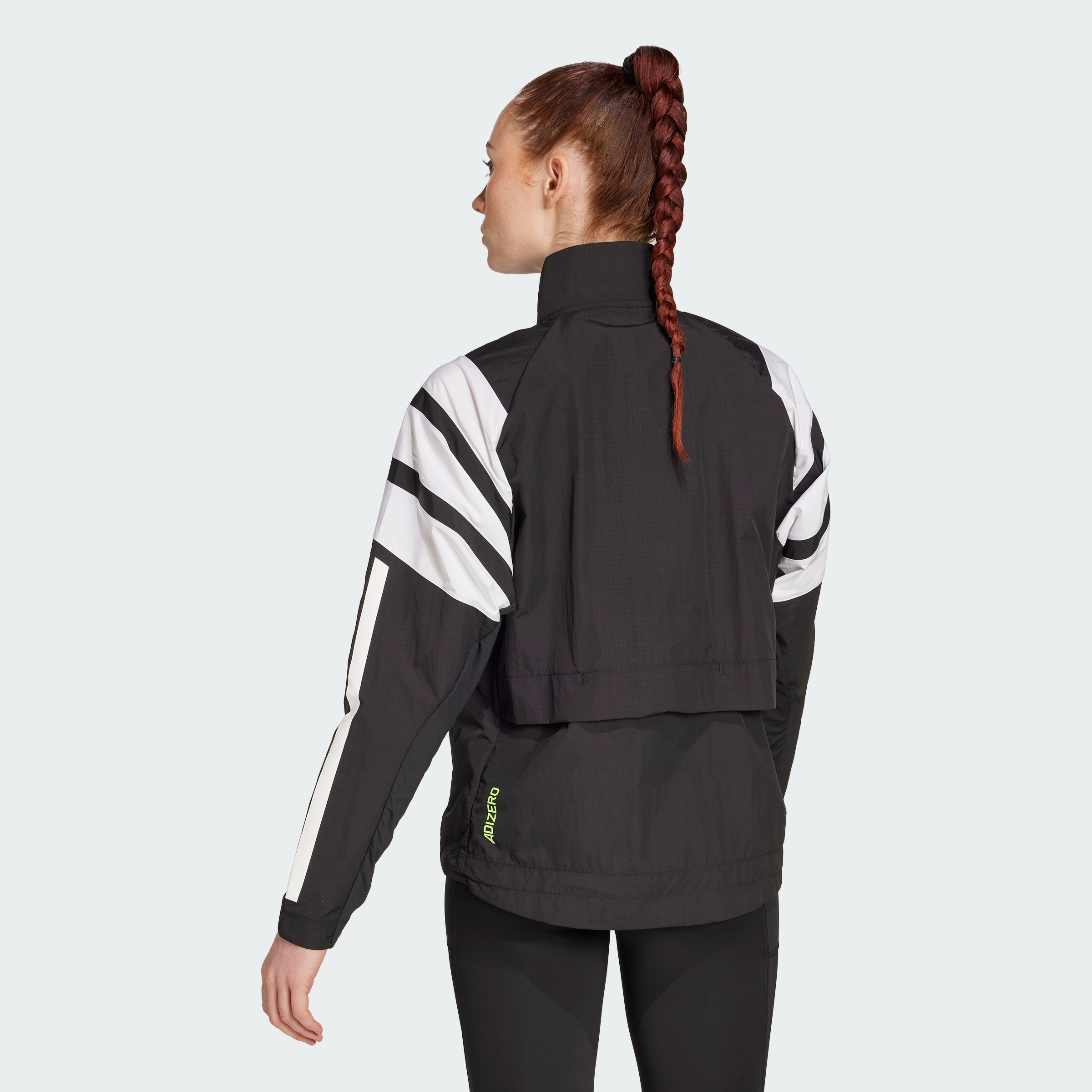 https://assets.adidas.com/images//da484e25f05243ba8f1bff55beb7372a_9366/HZ3696_23_hover_model.jpg