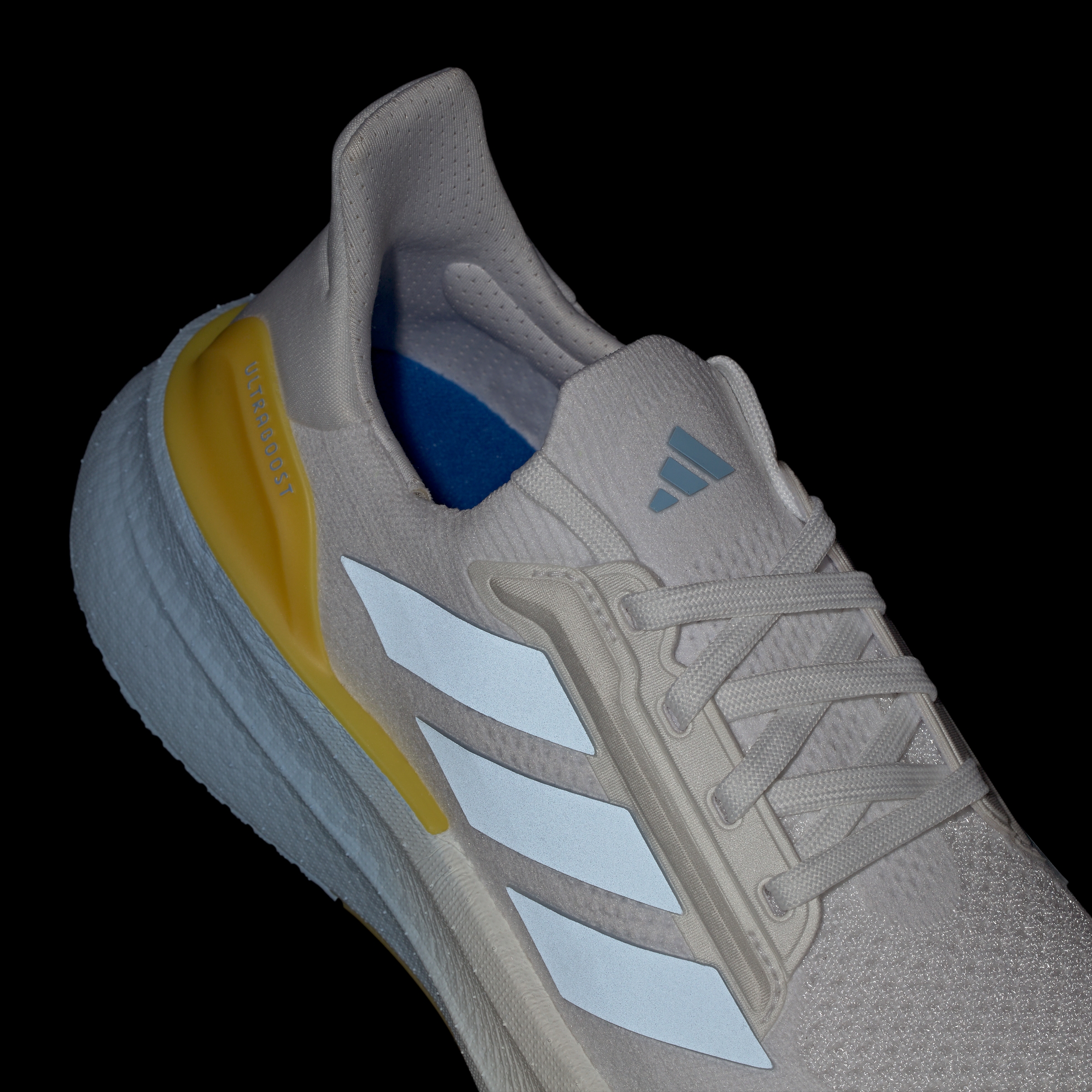 https://assets.adidas.com/images//d5719a2ff3a54f3288db043118f32824_9366/IH4006_16_hover_standard.jpg