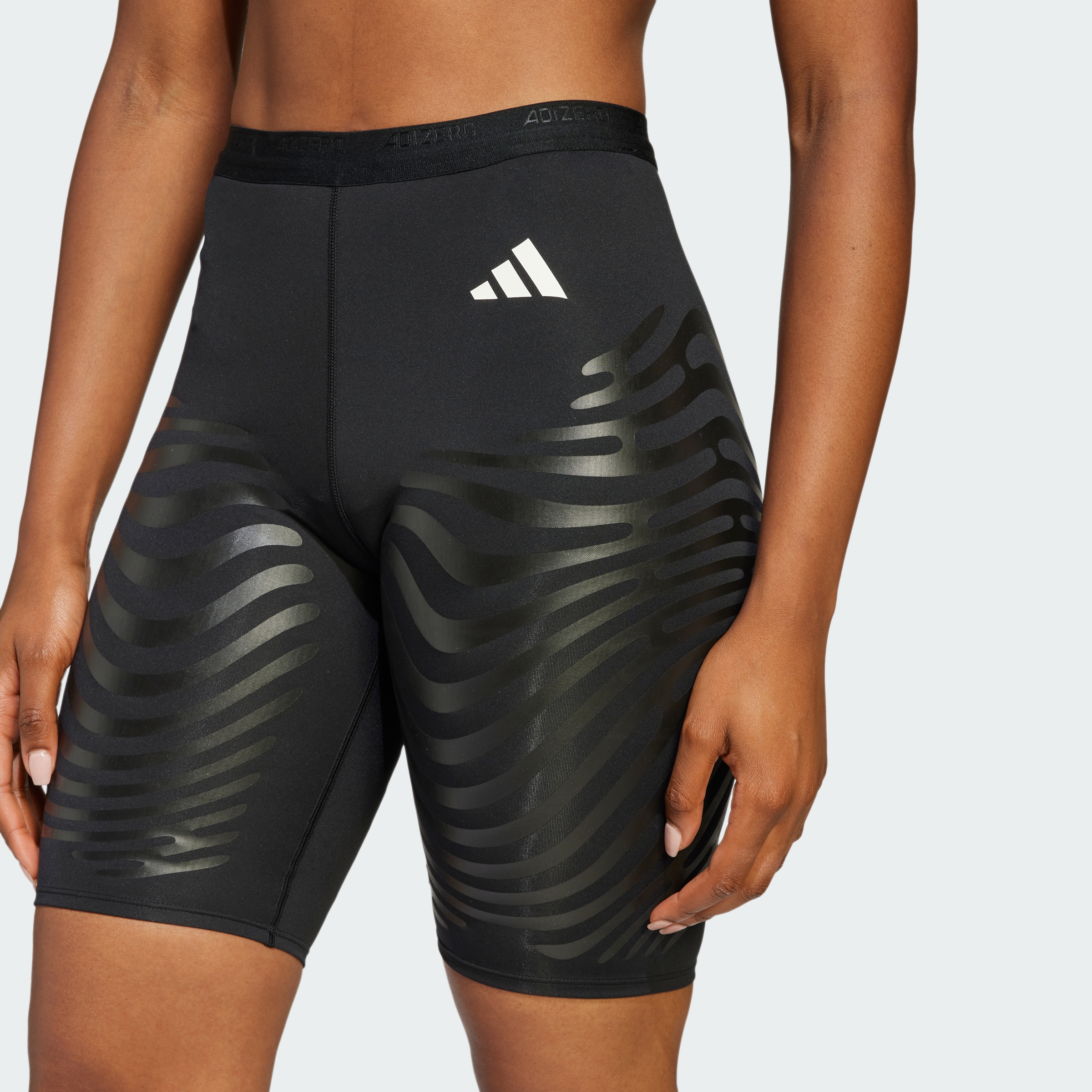 https://assets.adidas.com/images//84b35f43deee4200a395ace79ebced7c_9366/JC7665_41_detail.jpg