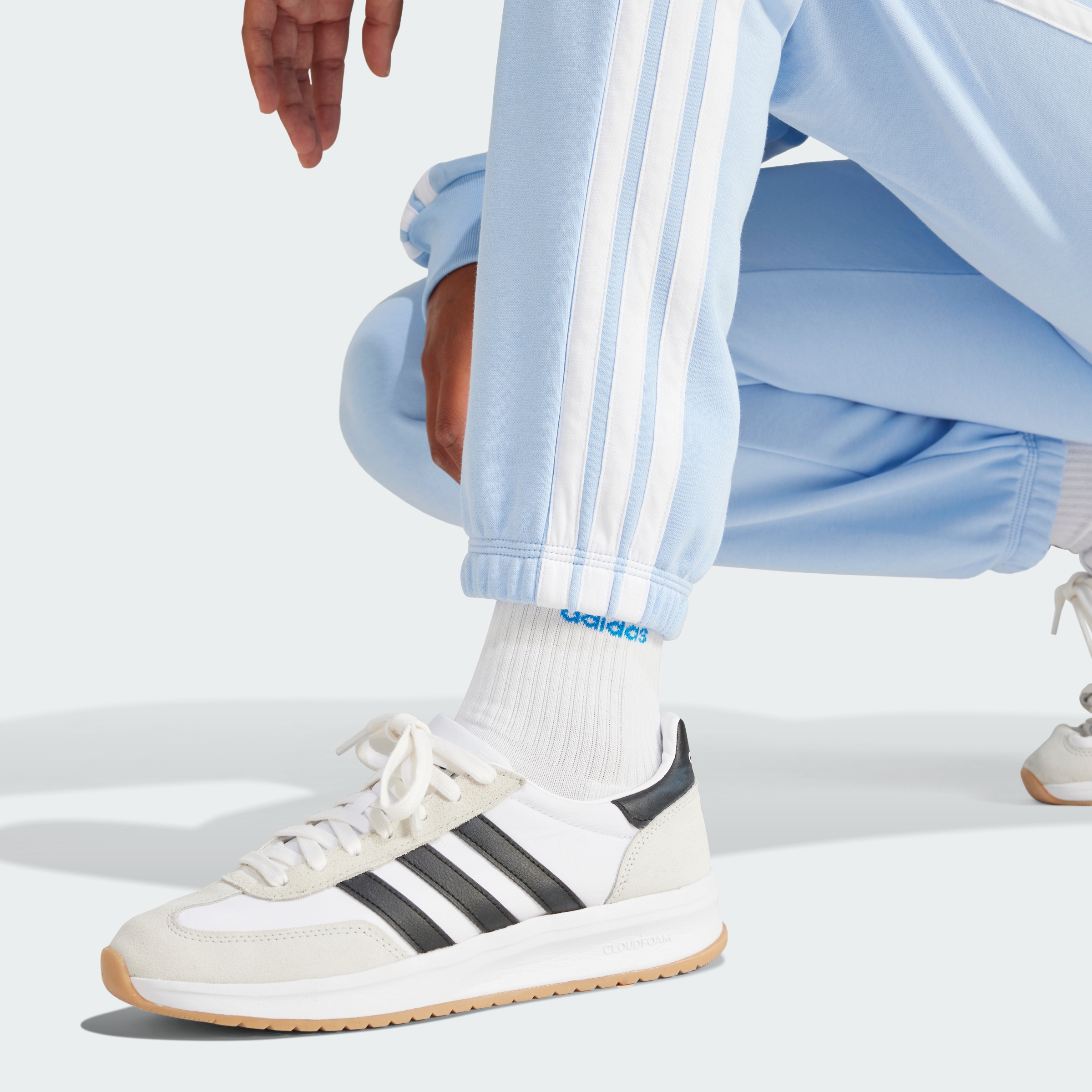 https://assets.adidas.com/images//fd25466bc2d34a6dbefb7d86d26741a4_9366/JD5300_41_detail.jpg