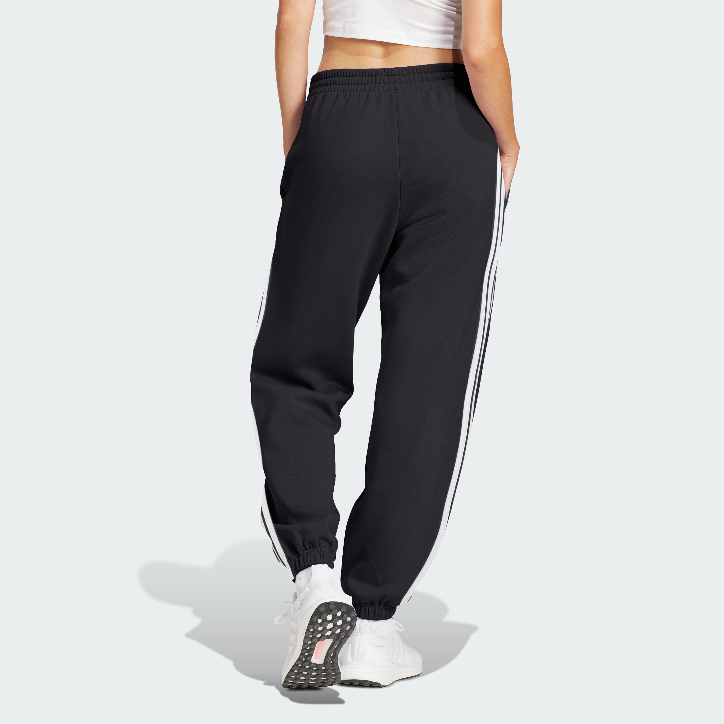 https://assets.adidas.com/images//38d08df3a669430c894c61f20ff07223_9366/JD5302_23_hover_model.jpg