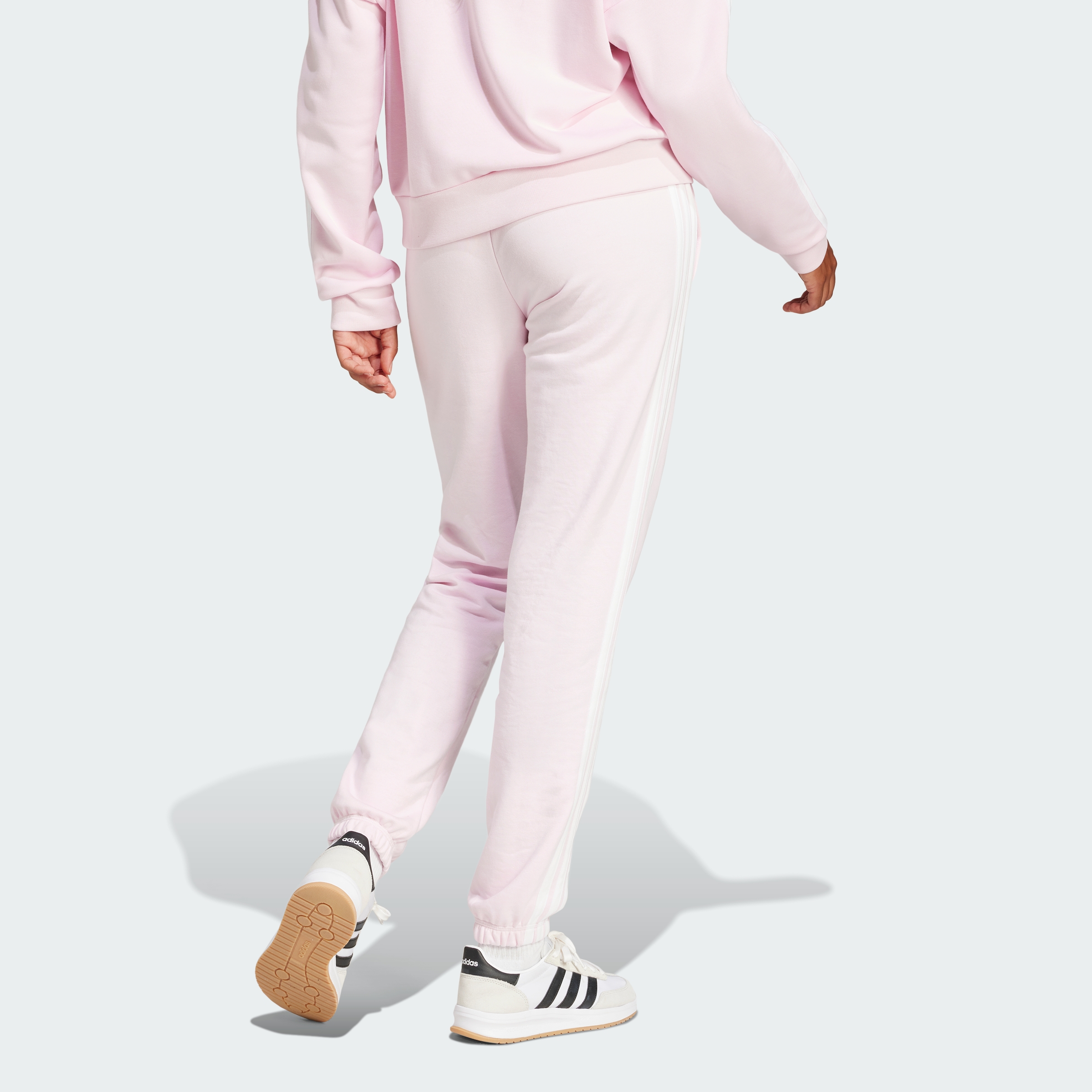 https://assets.adidas.com/images//630e624ea63948339a58f012958281c7_9366/JD5308_23_hover_model.jpg