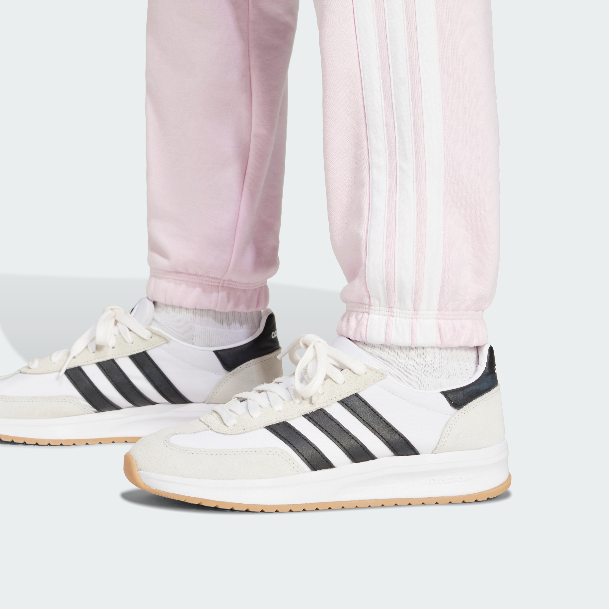 https://assets.adidas.com/images//f34240f9a602413fa661310c32e54c0c_9366/JD5308_41_detail.jpg