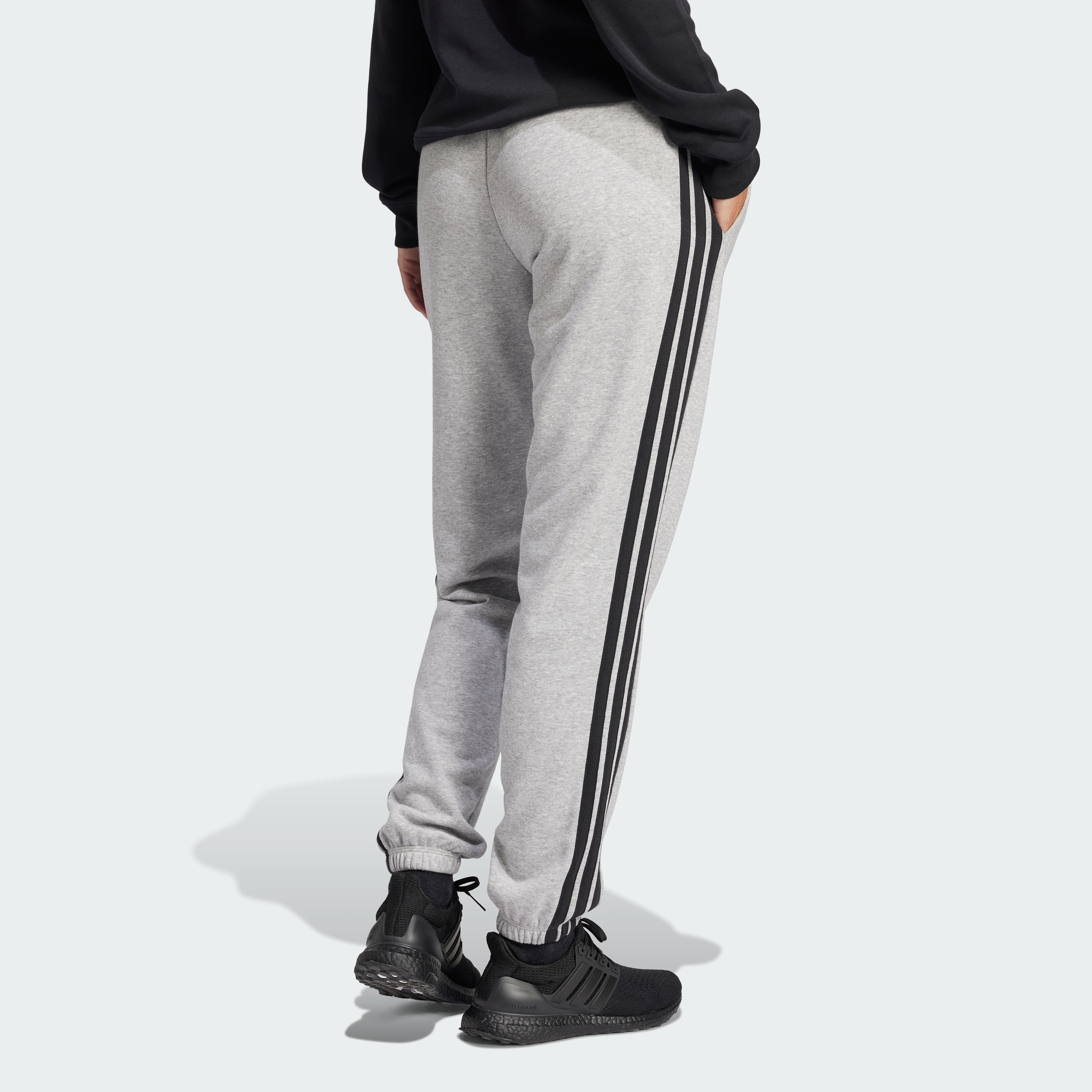 https://assets.adidas.com/images//a0c48cc216a347b2b91f6e46ea758d32_9366/JD5310_23_hover_model.jpg