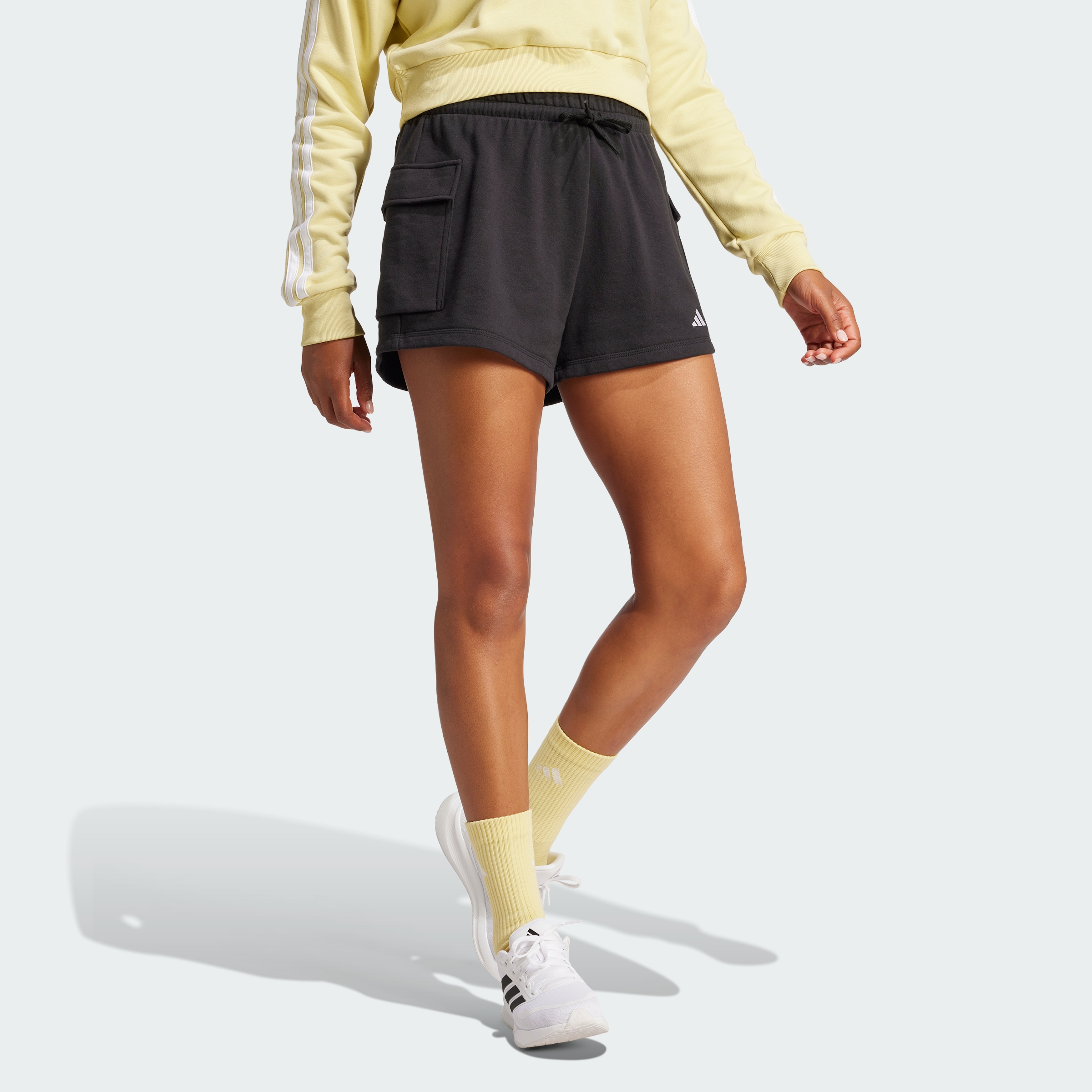 https://assets.adidas.com/images//937a3dbae54842d08bfe6d20a1831410_9366/JD9944_25_model.jpg