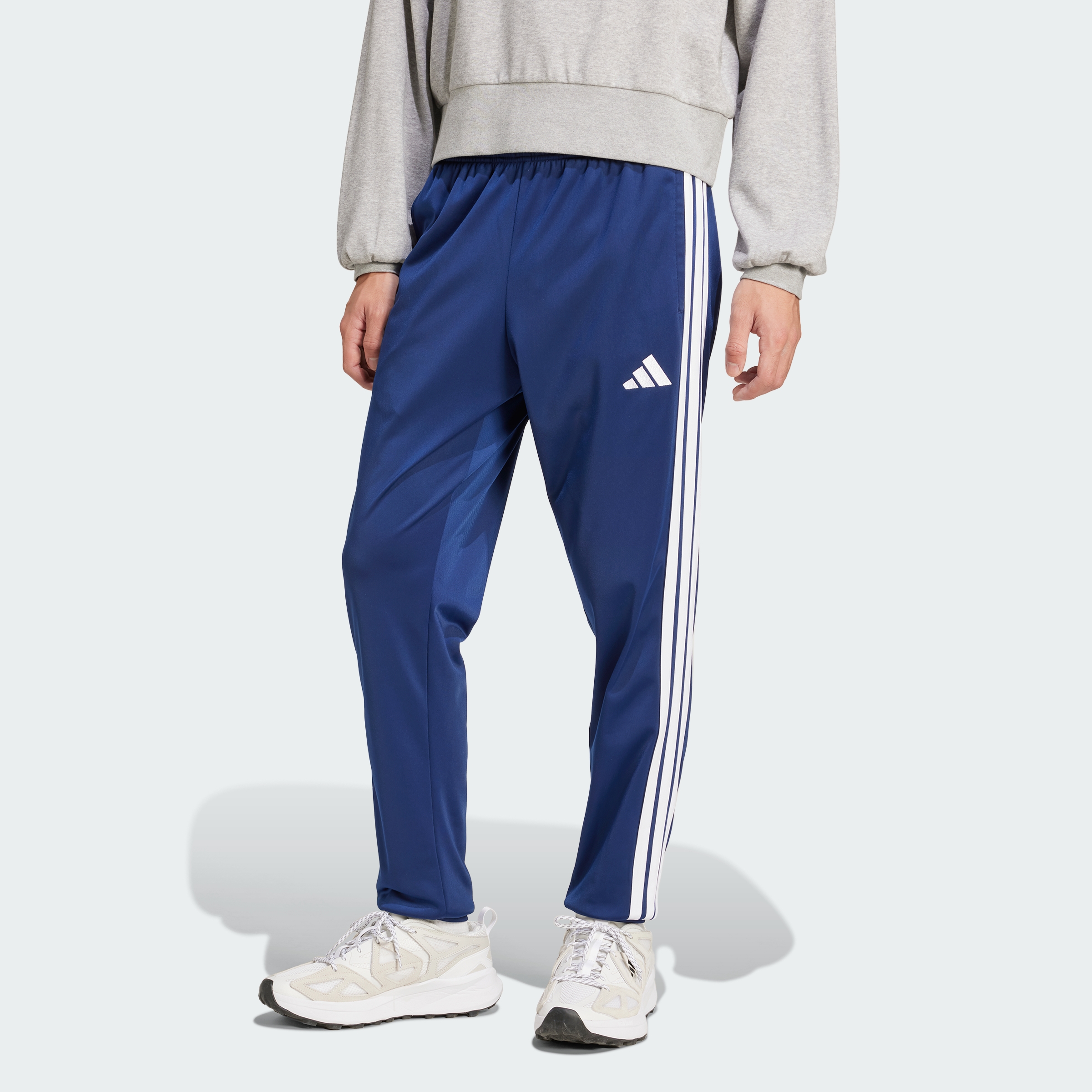 https://assets.adidas.com/images/5d38e0f04ece4d719ba02b60eb7b2f60_9366/JI8812_000_plp_model.jpgJI8812_000_plp_model.jpg