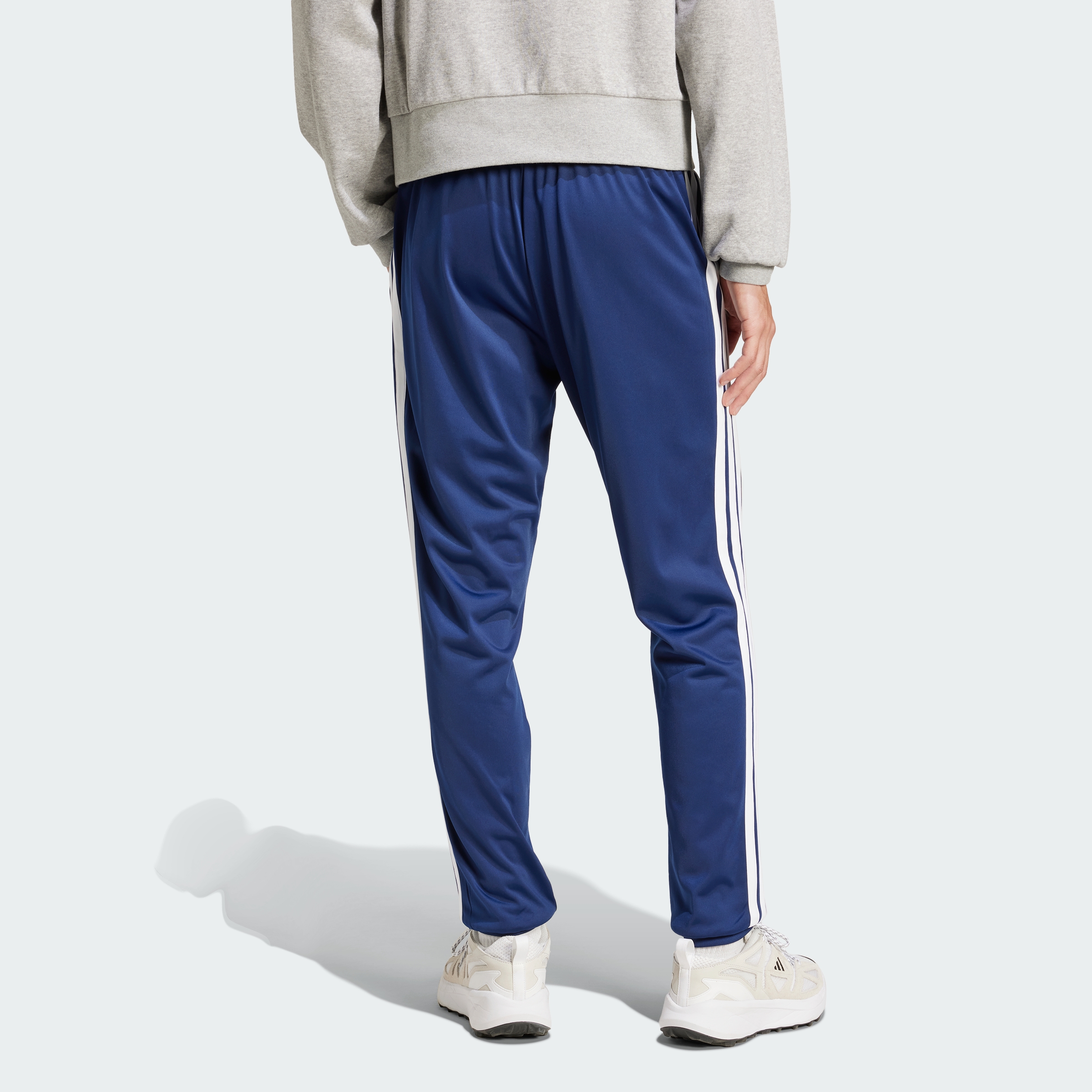 https://assets.adidas.com/images//97dc872020ce4d79b4c91d4c739fb808_9366/JI8812_23_hover_model.jpg