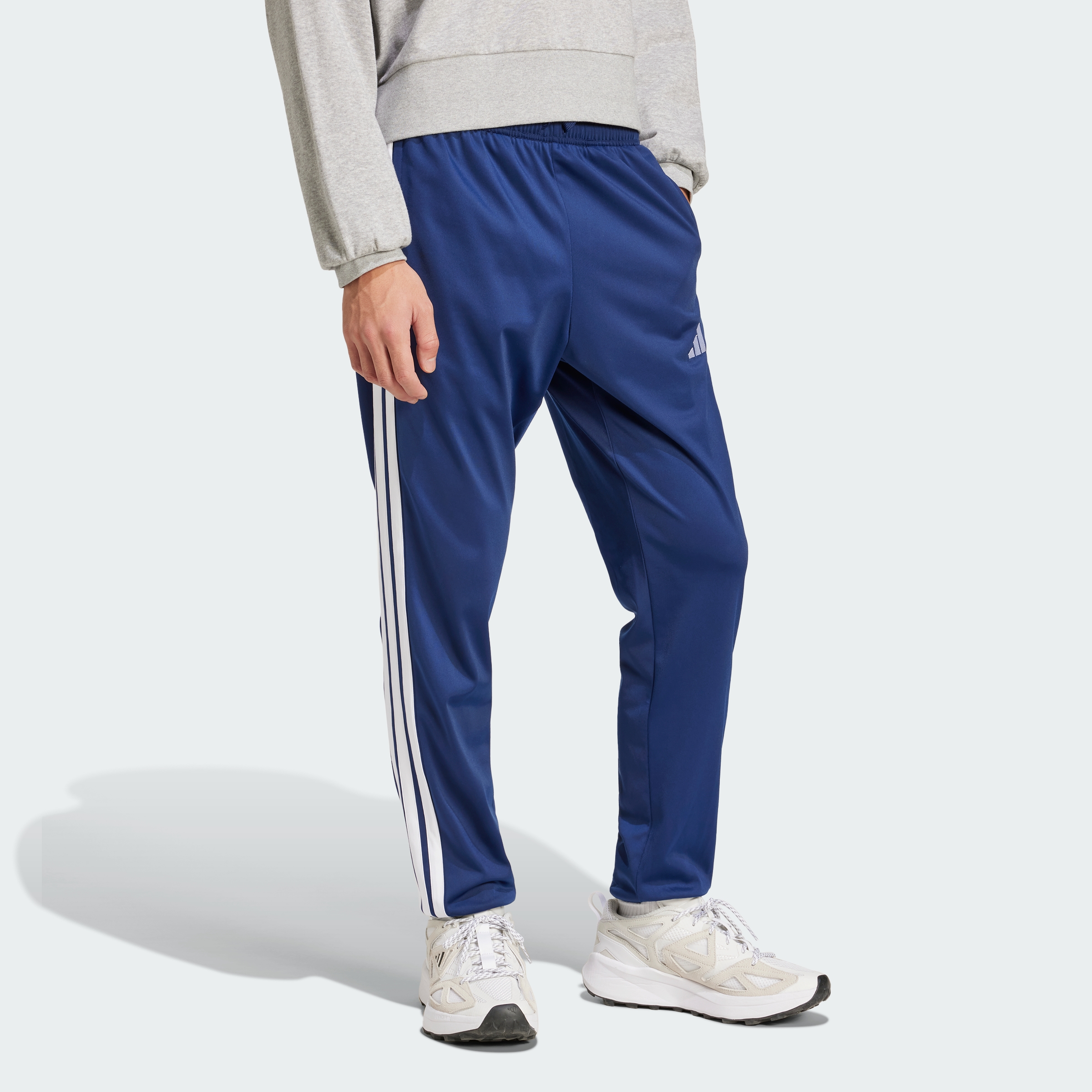https://assets.adidas.com/images//eb11f7821b9246f7ba49d6d594fda478_9366/JI8812_25_model.jpg