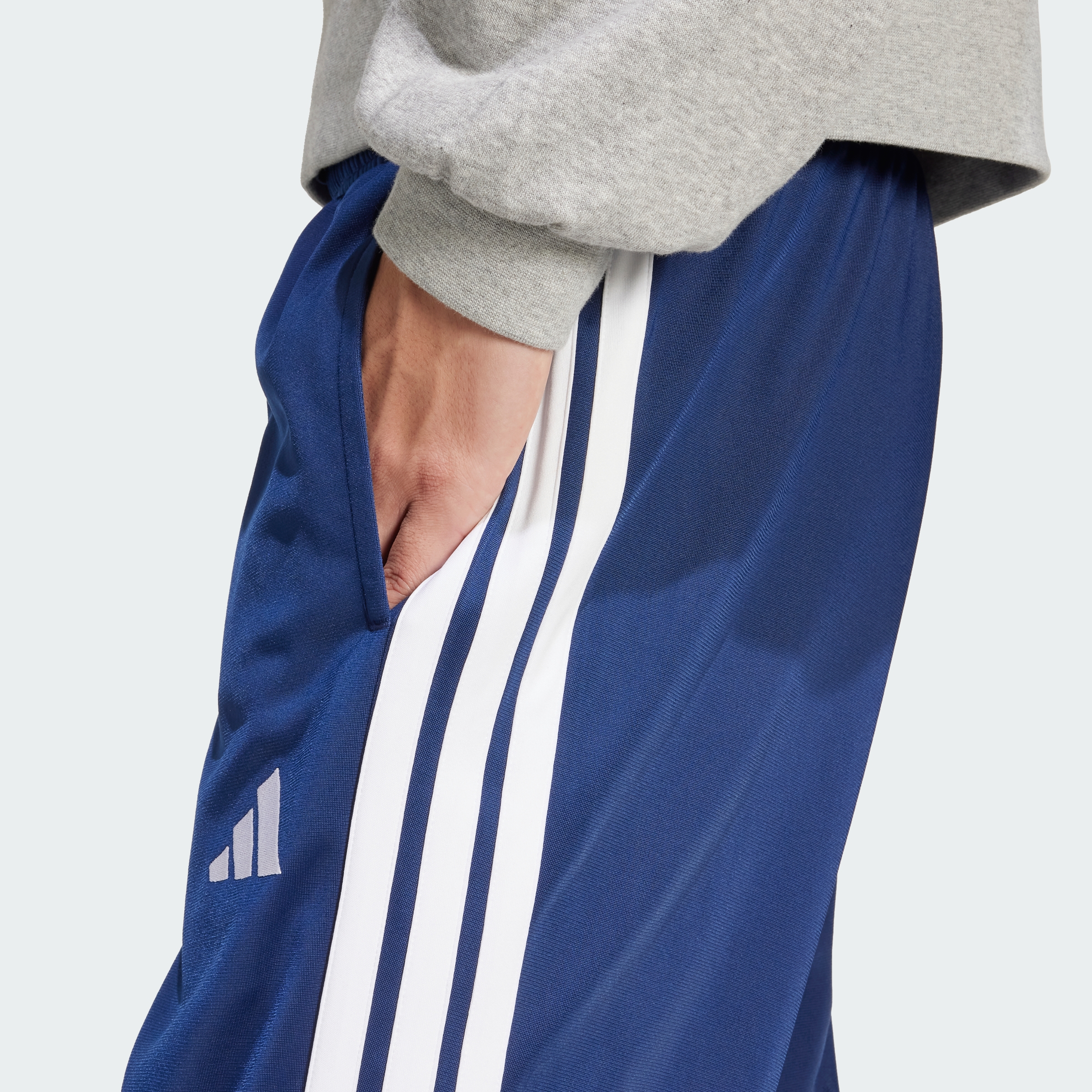 https://assets.adidas.com/images//1f7210dd4f5043b0a5d207ced8e2763d_9366/JI8812_41_detail.jpg