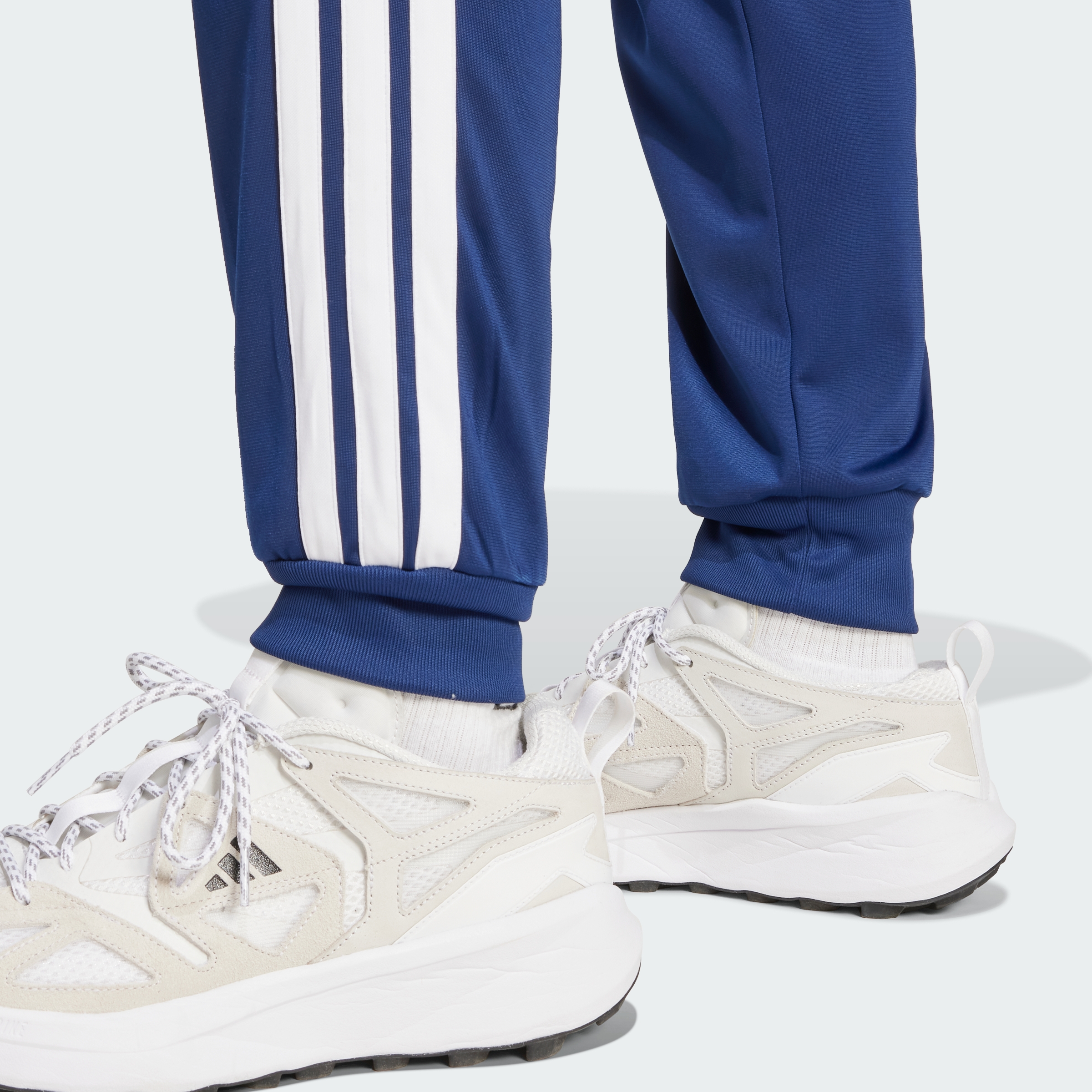 https://assets.adidas.com/images//35d49dcb17724ced8ed9918660af5098_9366/JI8812_42_detail.jpg