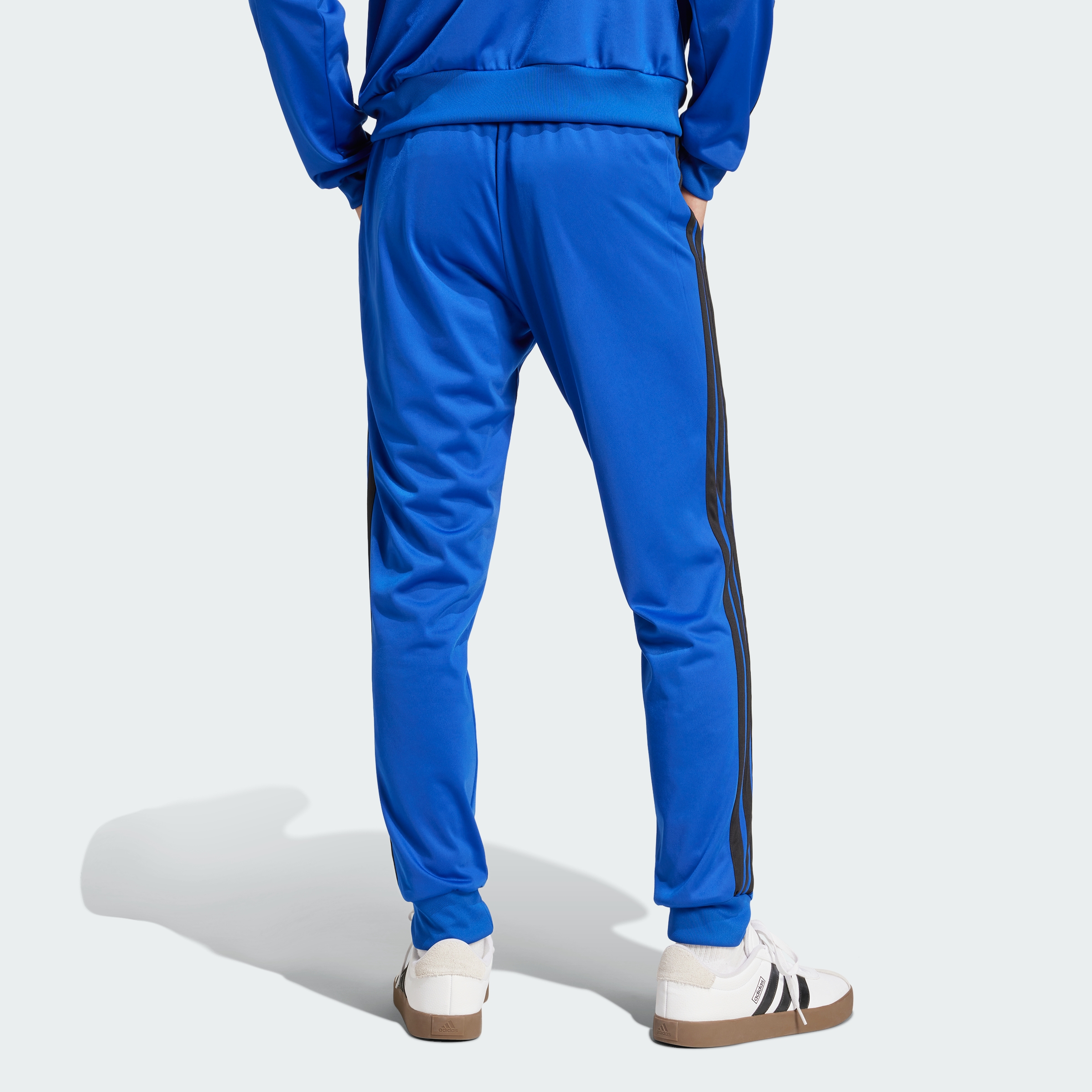 https://assets.adidas.com/images//5b4aff51590b4a52a317a8e87d2d9104_9366/JI8813_23_hover_model.jpg