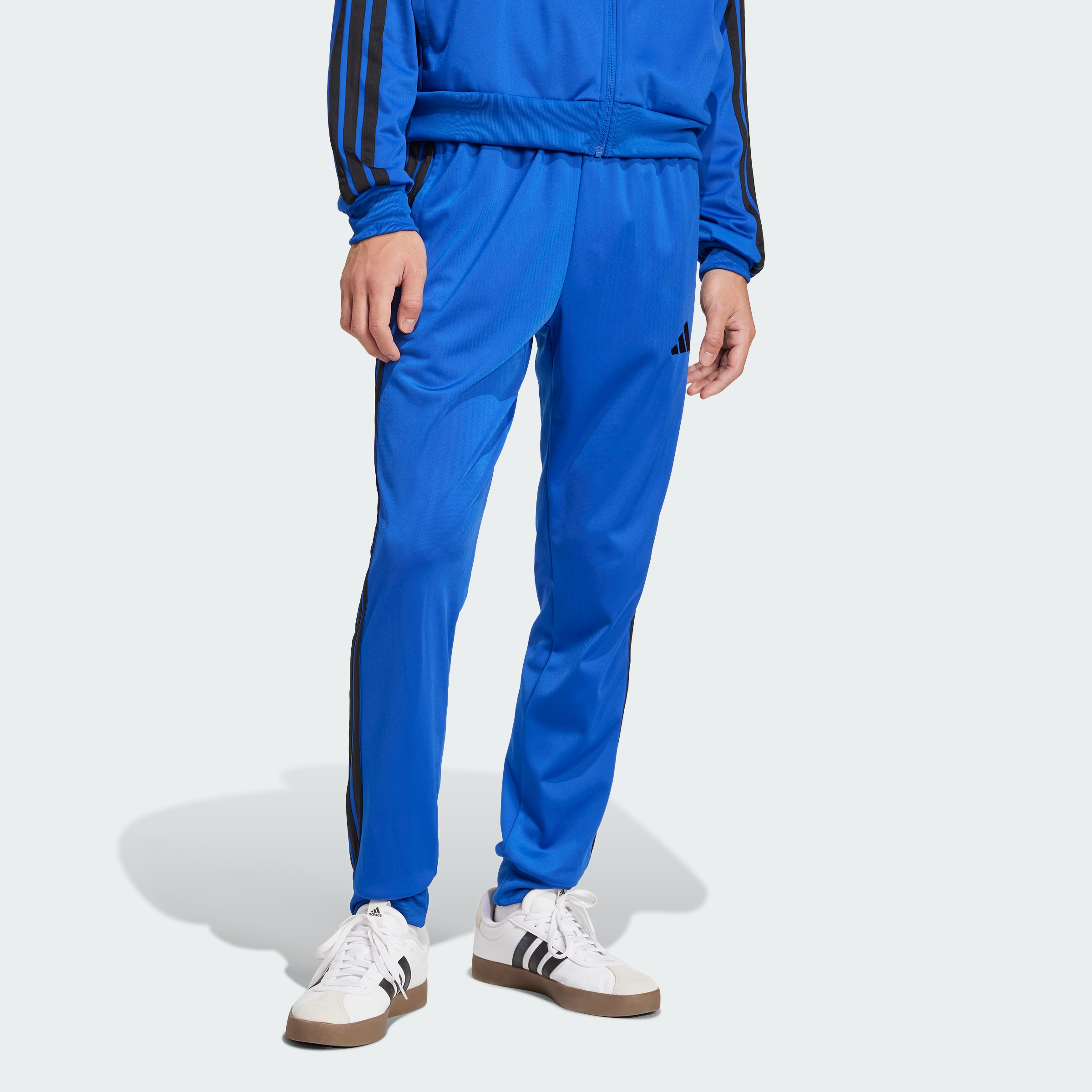 https://assets.adidas.com/images//95f15f4d95314f0c9aa54a689f322a5e_9366/JI8813_25_model.jpg
