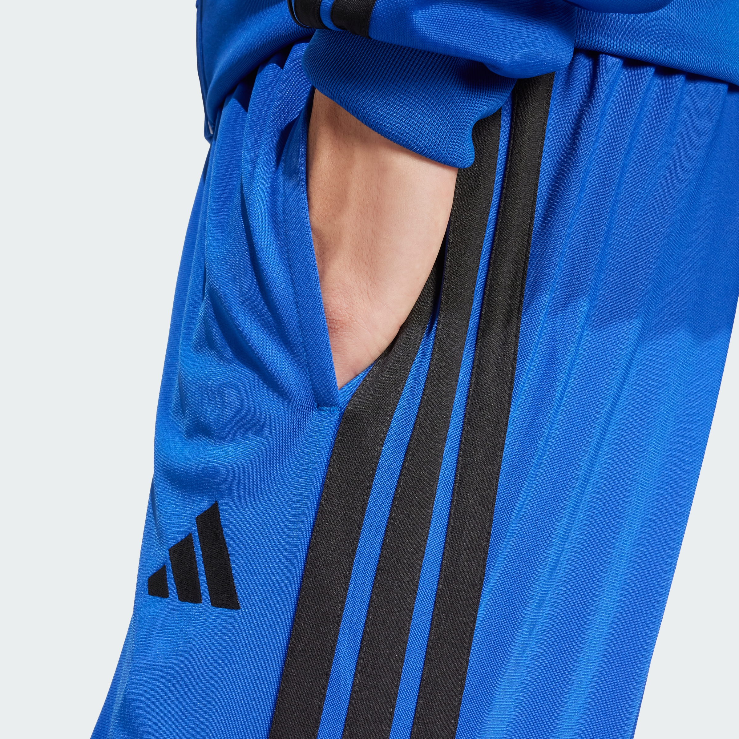 https://assets.adidas.com/images//aad39ac6092842cbaf160e9ed264e86d_9366/JI8813_41_detail.jpg