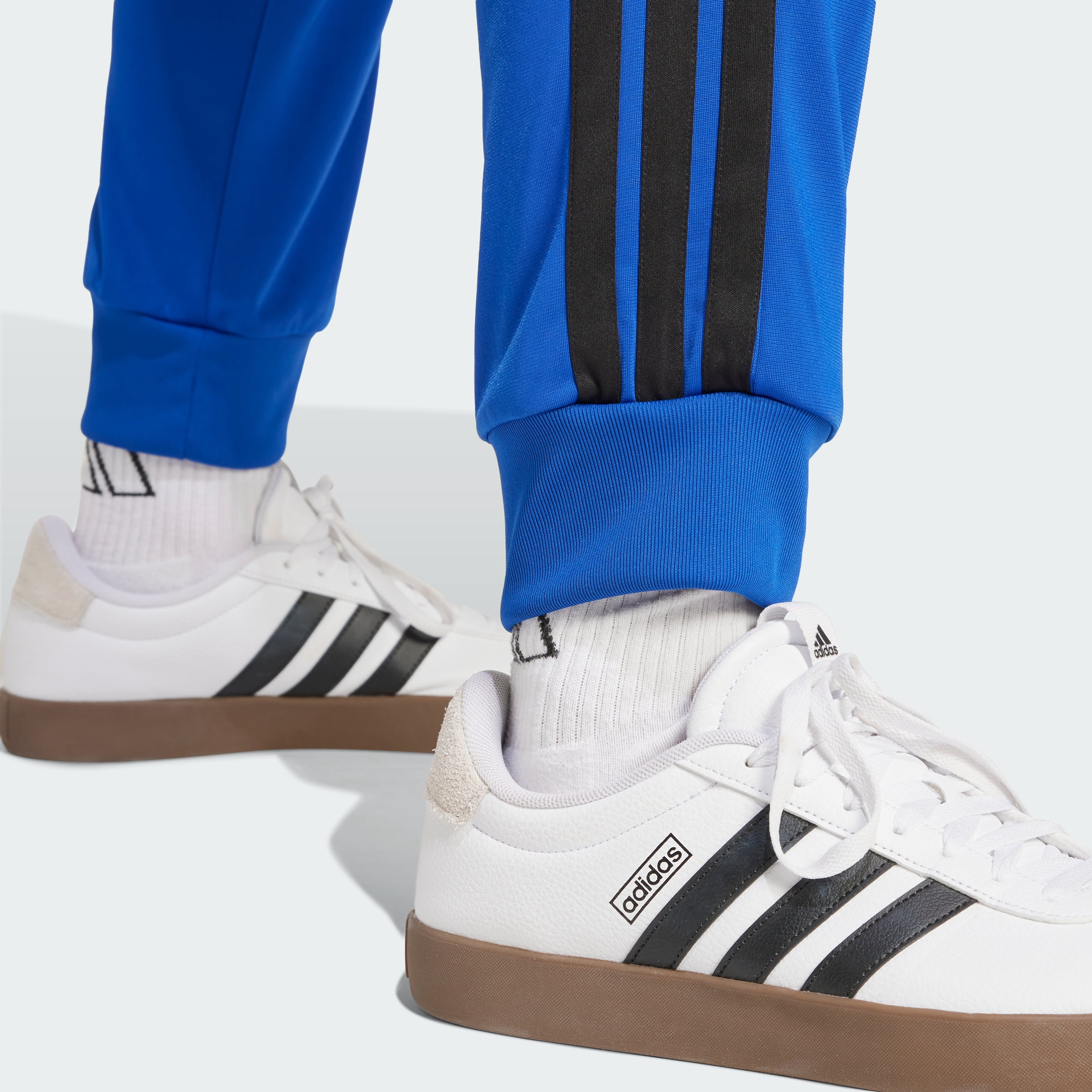 https://assets.adidas.com/images//cd995a7d5933480fb553a2f5525846f7_9366/JI8813_42_detail.jpg