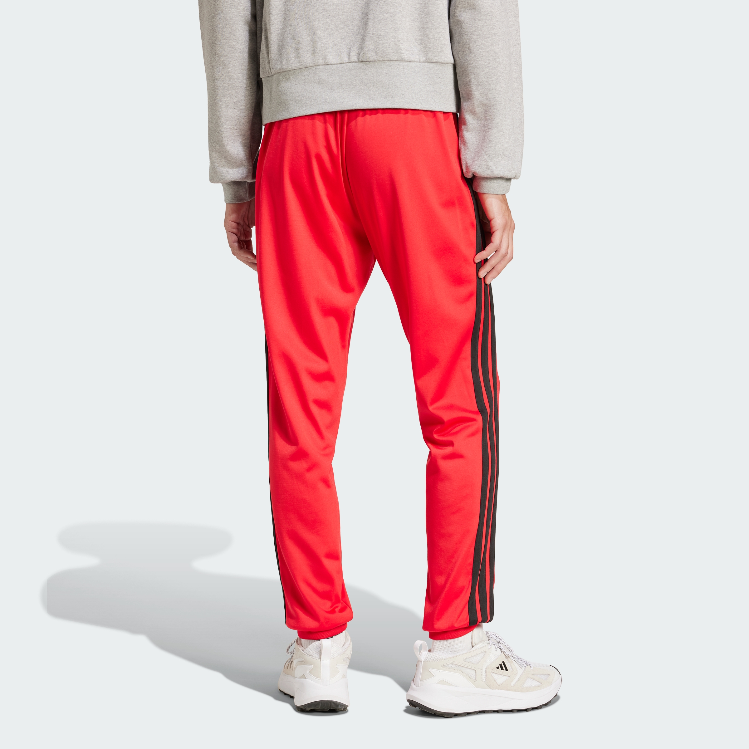 https://assets.adidas.com/images//b56e9b20b11d4db891f14b81170a6227_9366/JI8814_23_hover_model.jpg