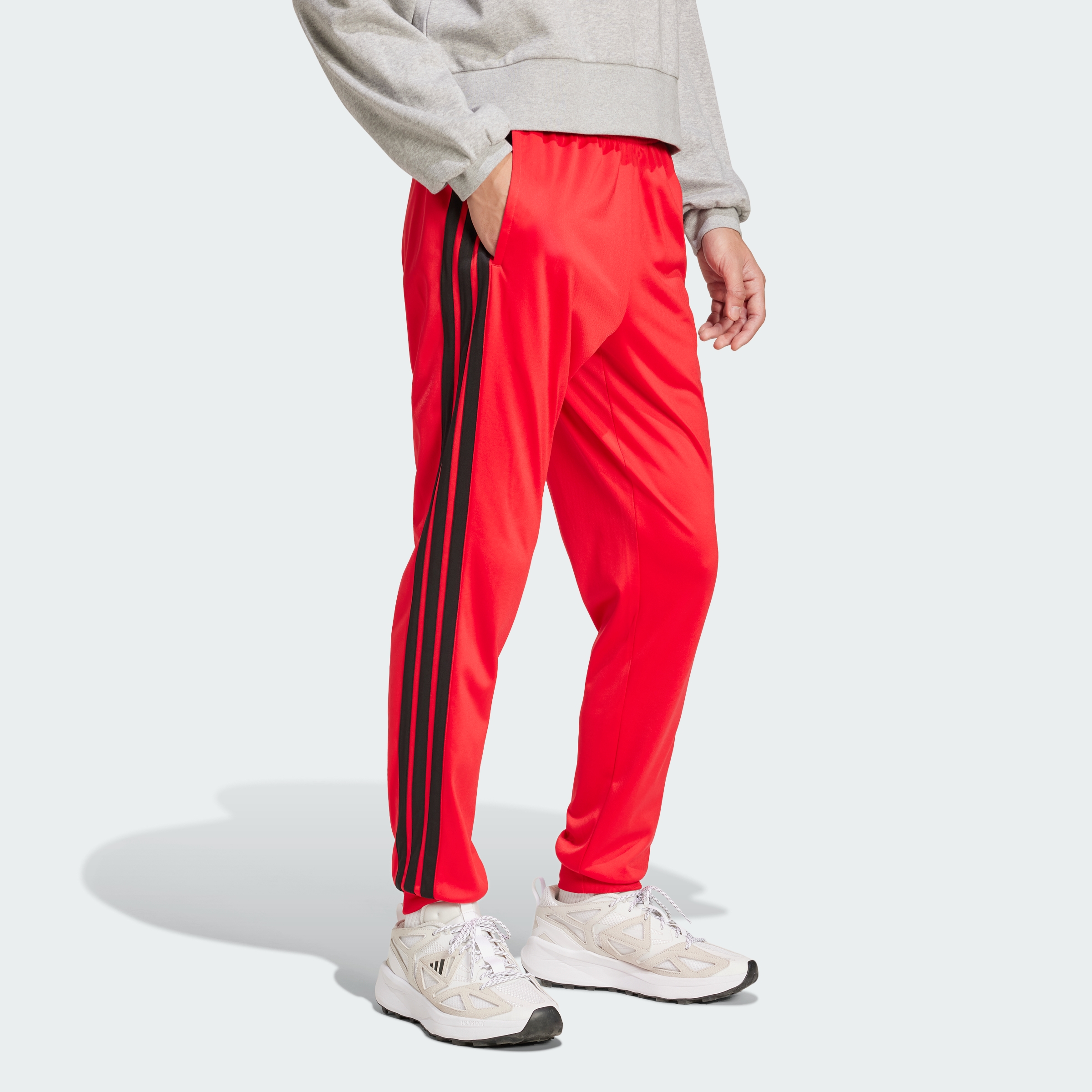https://assets.adidas.com/images//6dc9fb4cdd3f4bbe824823b4de65f4cc_9366/JI8814_25_model.jpg