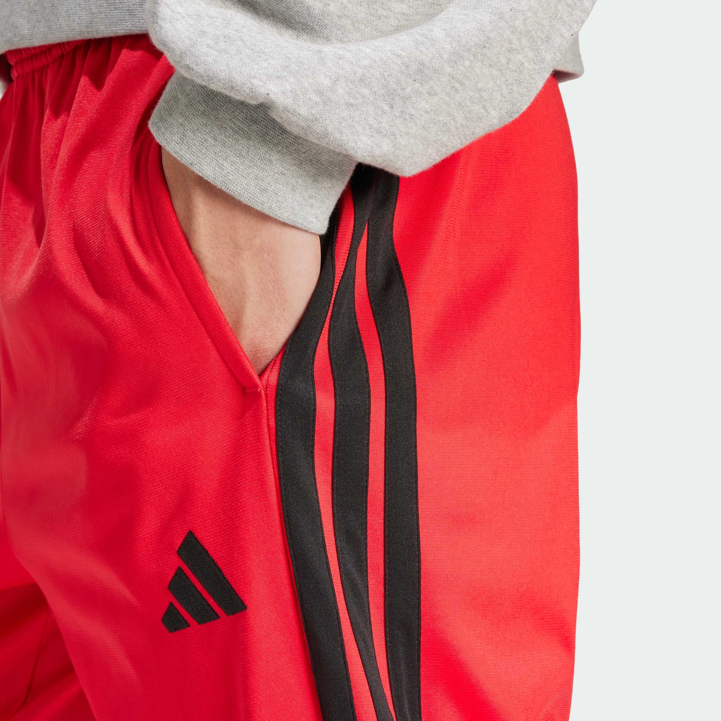 https://assets.adidas.com/images//b84bb6f94b814f3baa3d49f7fb36de10_9366/JI8814_41_detail.jpg