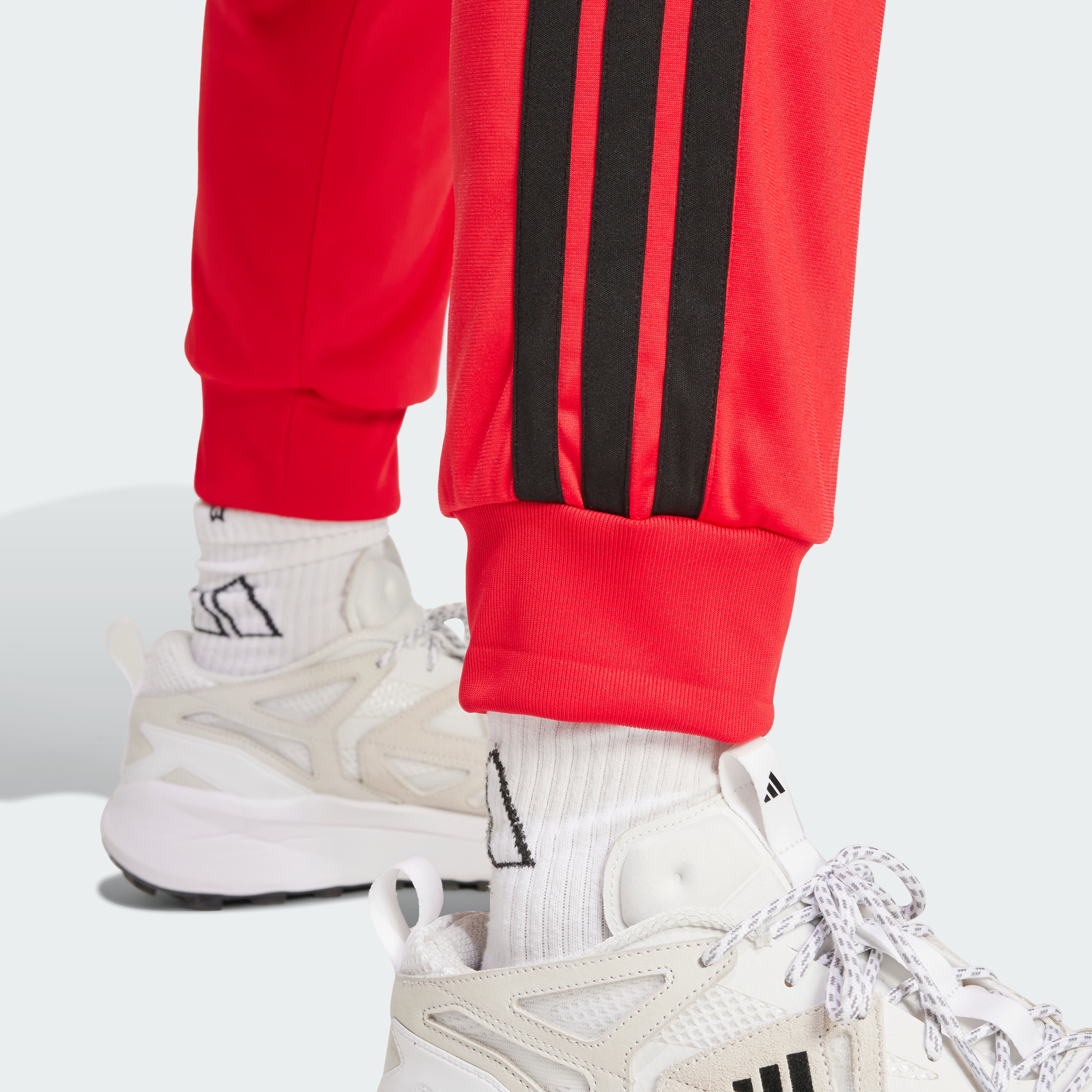 https://assets.adidas.com/images//5432f2d8a85f4d8f9f2f86a1d5013bc0_9366/JI8814_42_detail.jpg