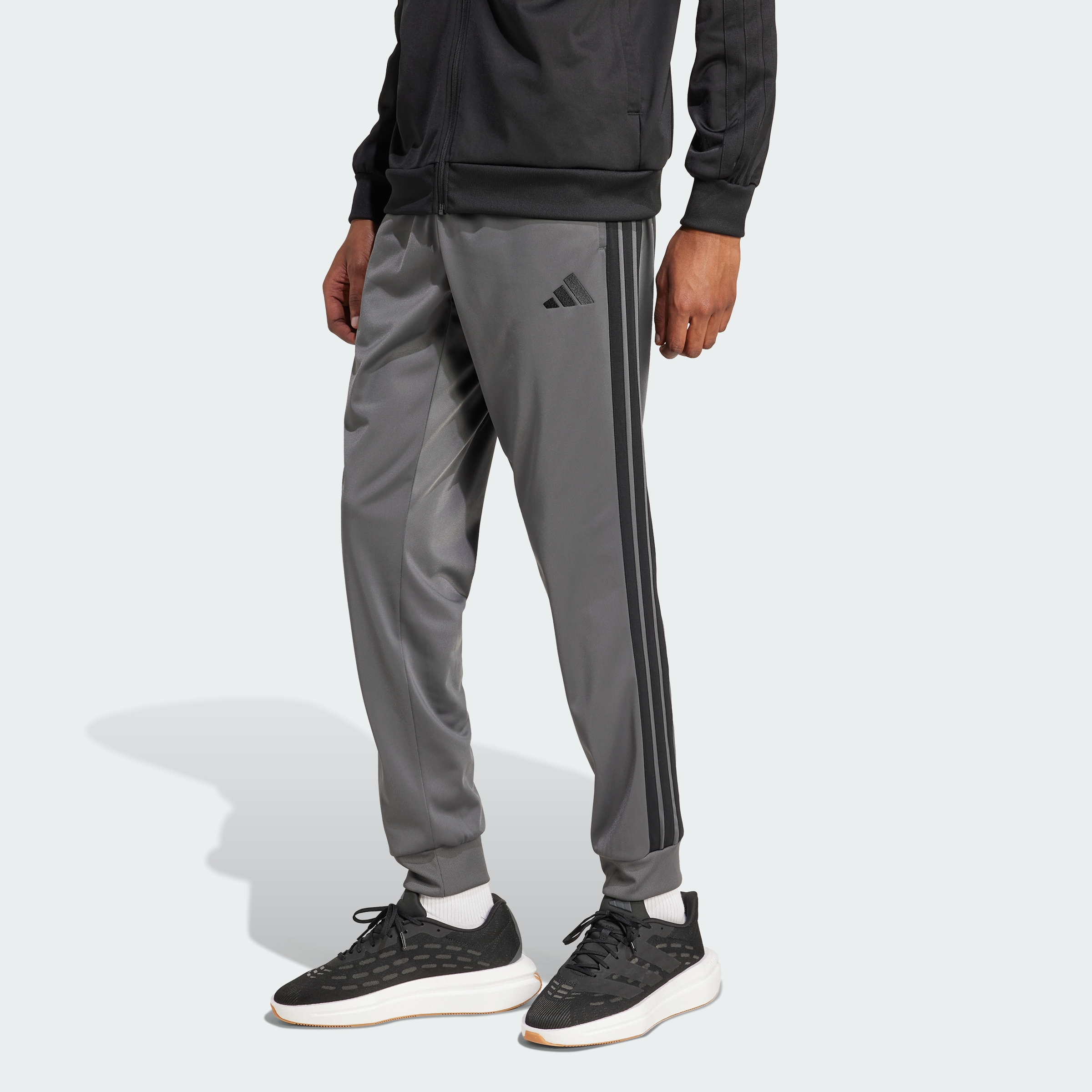 https://assets.adidas.com/images/18b83a32ddfe4923ba529ff0e65e43a8_9366/JN2477_000_plp_model.jpgJN2477_000_plp_model.jpg