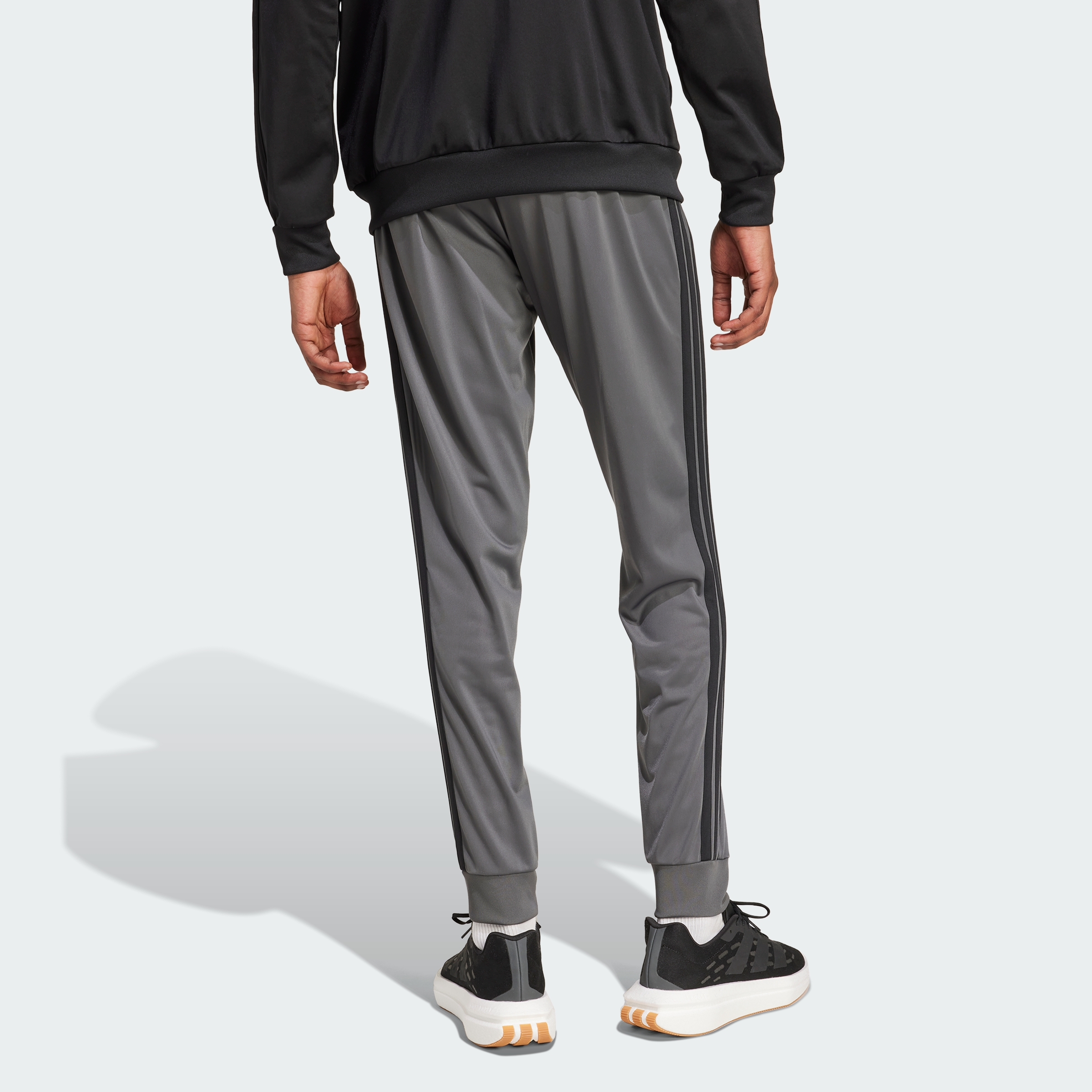 https://assets.adidas.com/images//13221f32b652400a821457eeb3282089_9366/JN2477_23_hover_model.jpg
