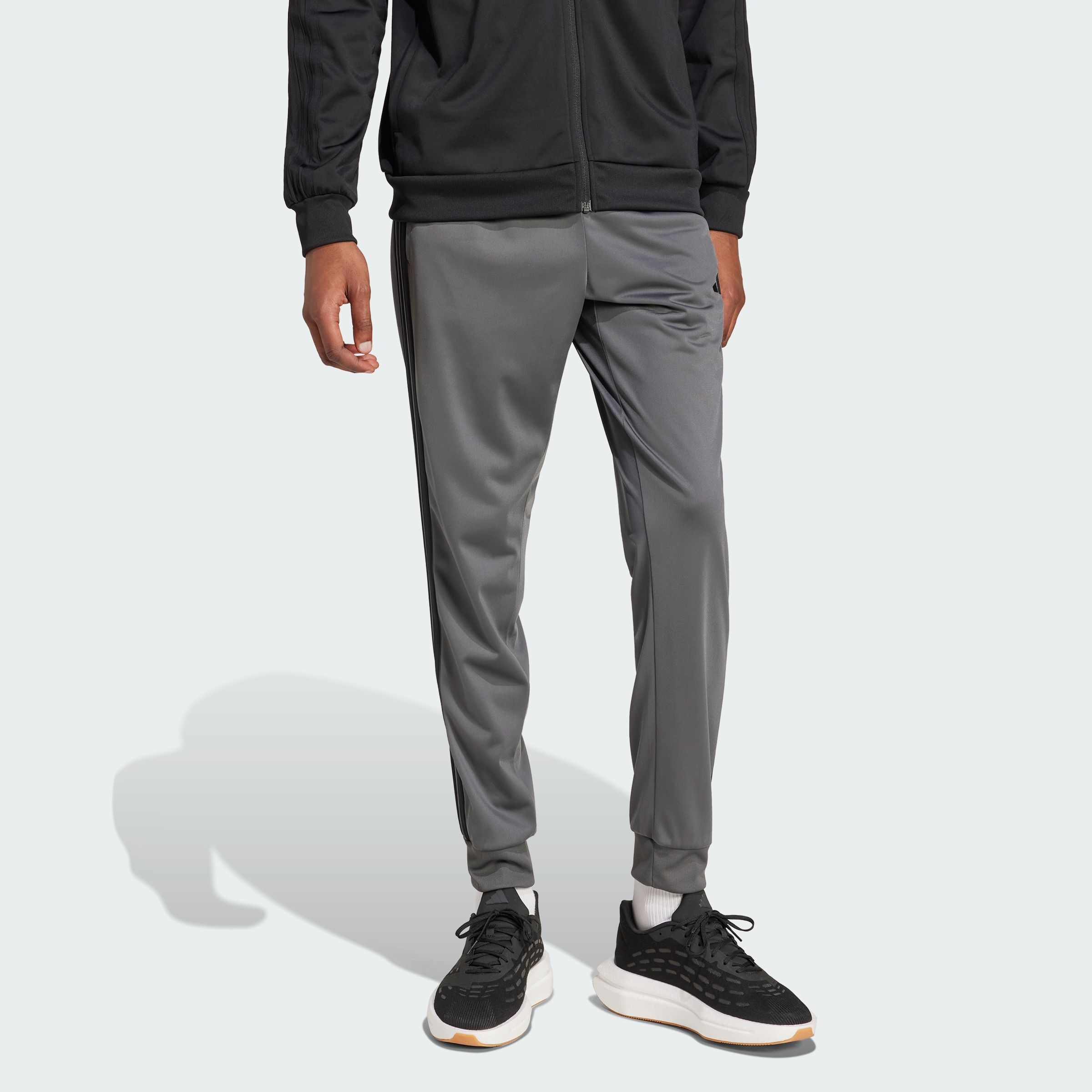 https://assets.adidas.com/images//a96e75b32b6f42a4bf609aafc9a09448_9366/JN2477_25_model.jpg