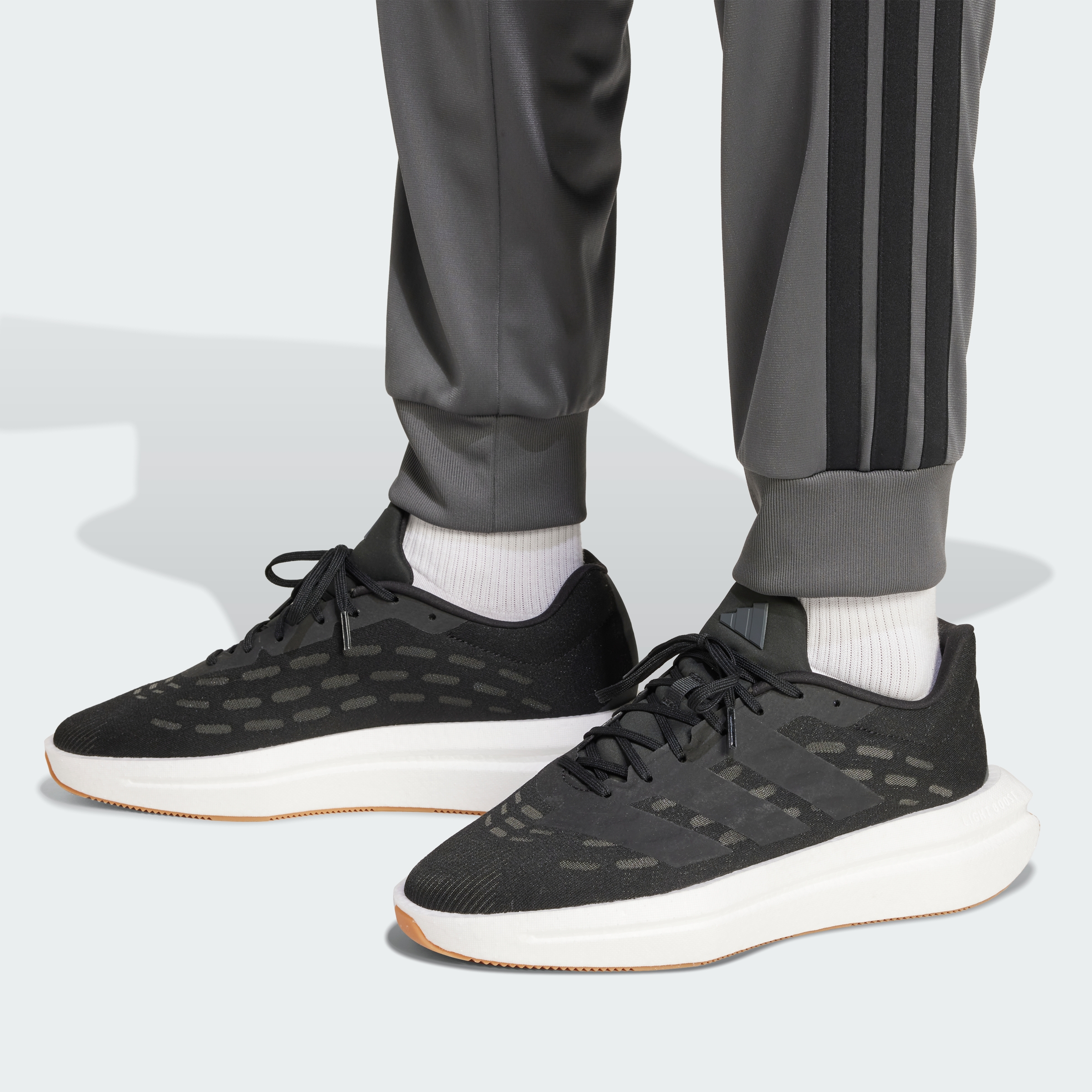 https://assets.adidas.com/images//90f8e668aa124482bbe079e840ce4e3e_9366/JN2477_41_detail.jpg