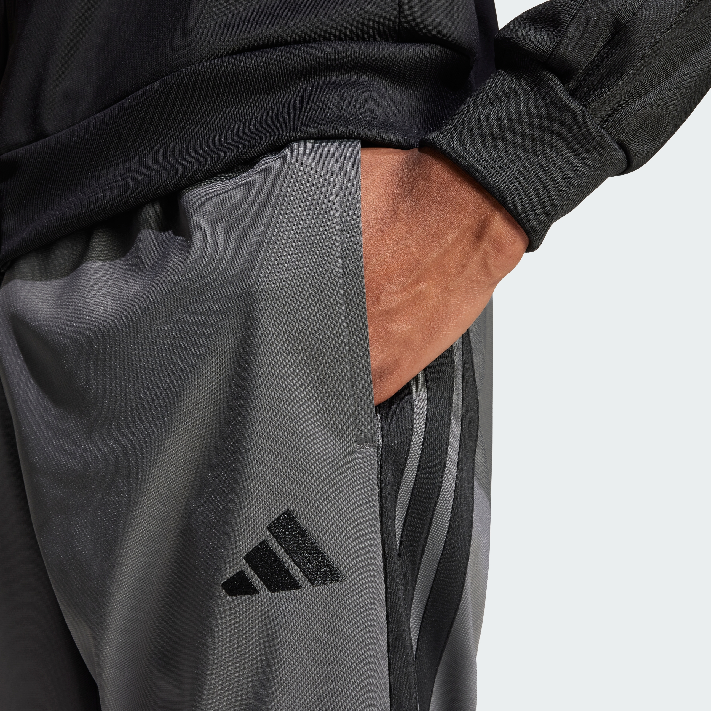 https://assets.adidas.com/images//9f7a239fea584b368f31ffccea21cc8f_9366/JN2477_42_detail.jpg