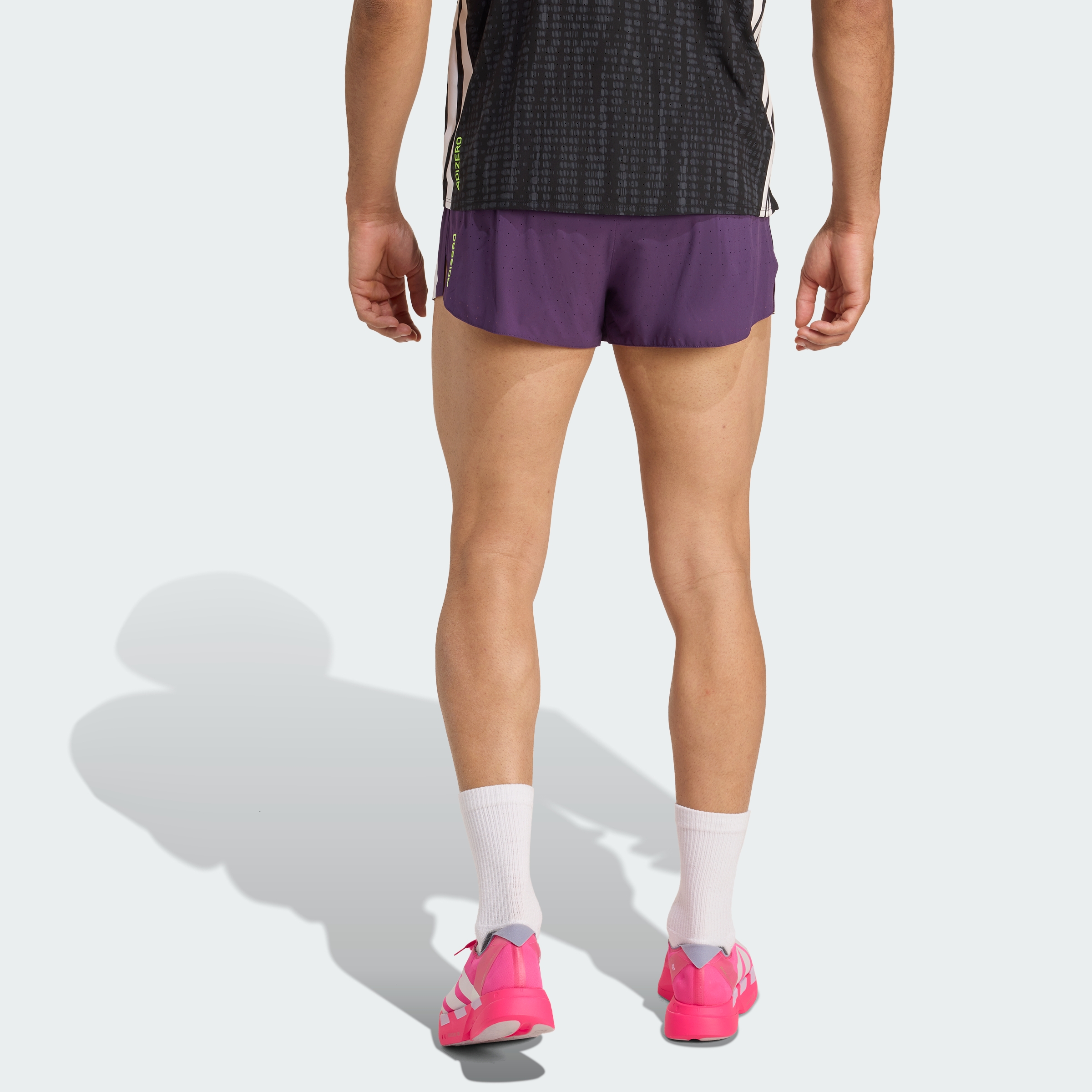 https://assets.adidas.com/images//95dec9026cab42fcb44d5903290565d7_9366/JP3774_23_hover_model.jpg