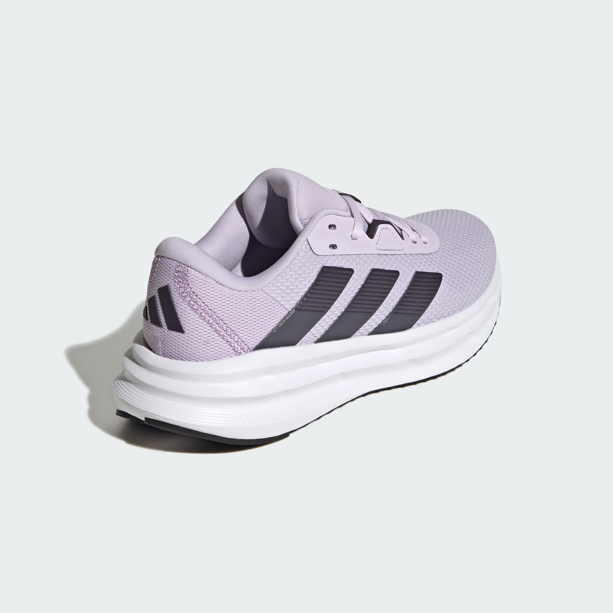 https://assets.adidas.com/images//d4a8c0d7c3ea43d89f24db54f0e09521_9366/JQ3324_05_standard.jpg