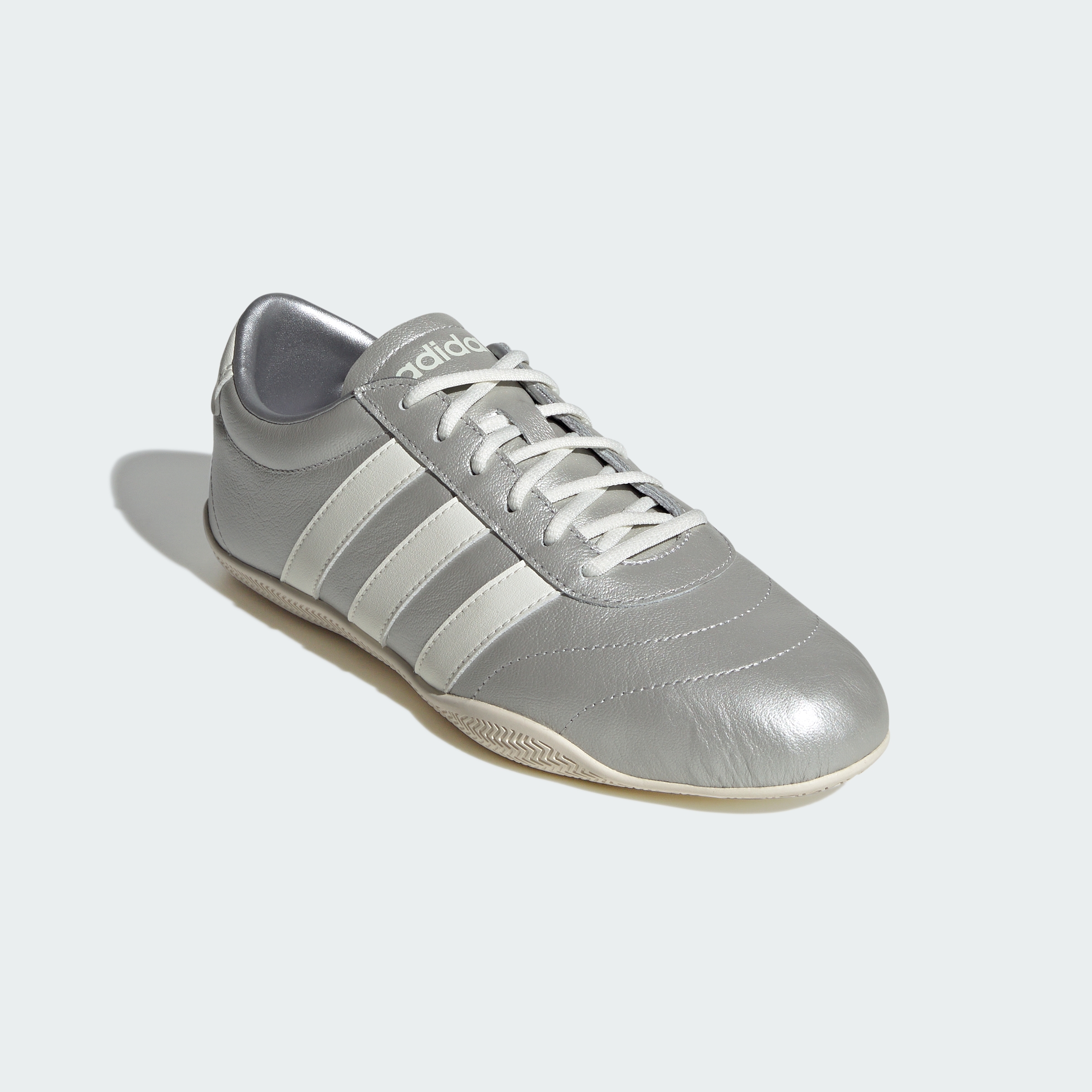 https://assets.adidas.com/images//c12267998bda4f969cd9b1b3bd77a871_9366/JQ7243_04_standard.jpg
