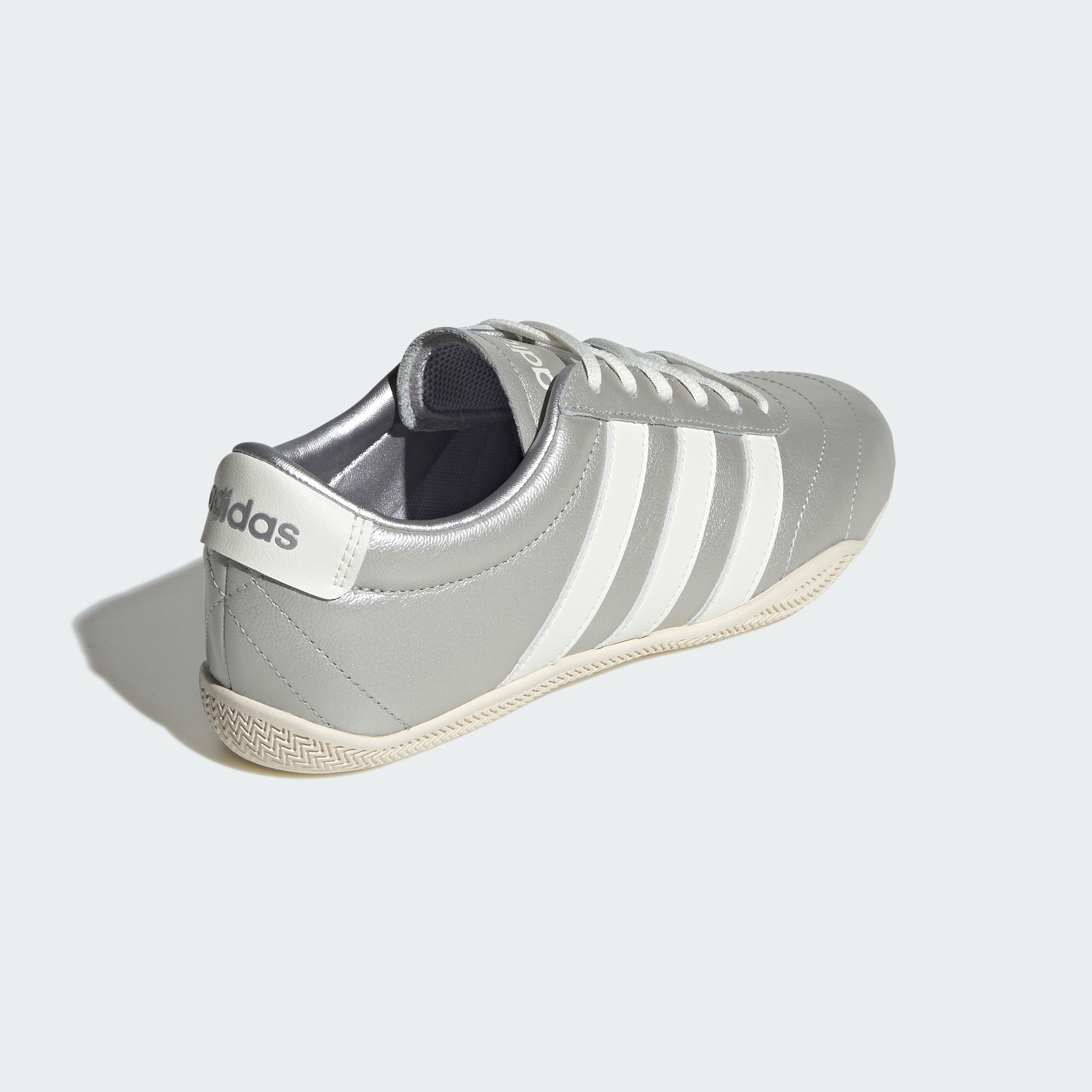 https://assets.adidas.com/images//d11e5203b60b48f09c27ffe9ec0fed19_9366/JQ7243_05_standard.jpg